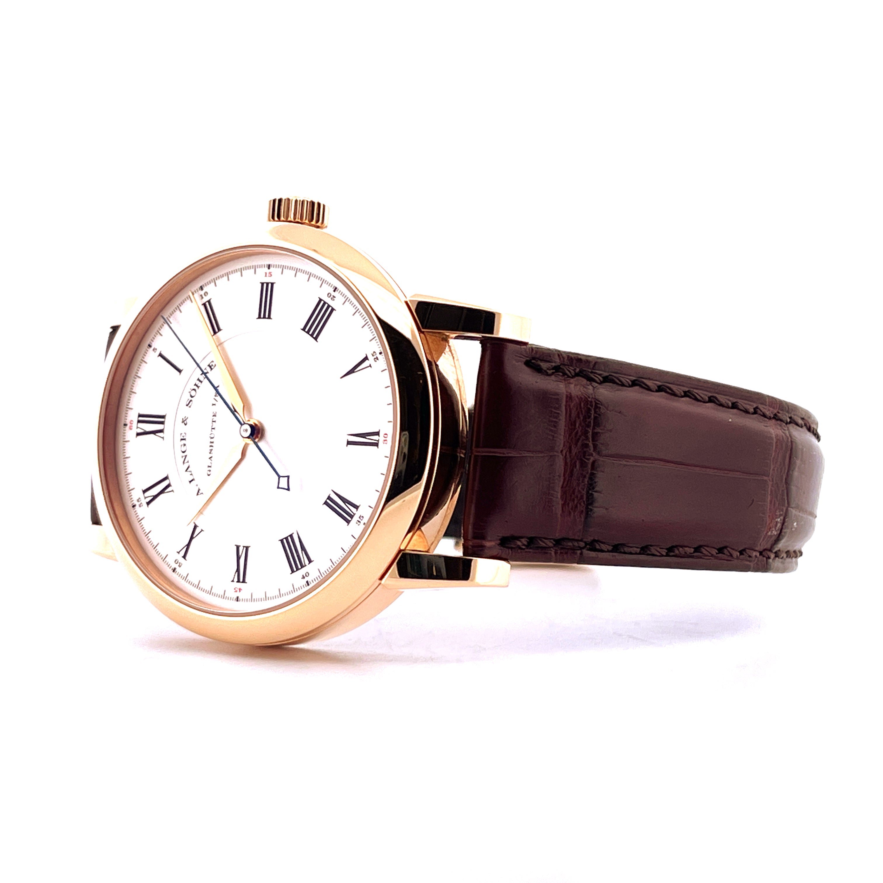 A. Lange & Söhne Richard Lange Roségold Uhr mit braunem Lederarmband aus der Seitenansicht auf weißem Hintergrund