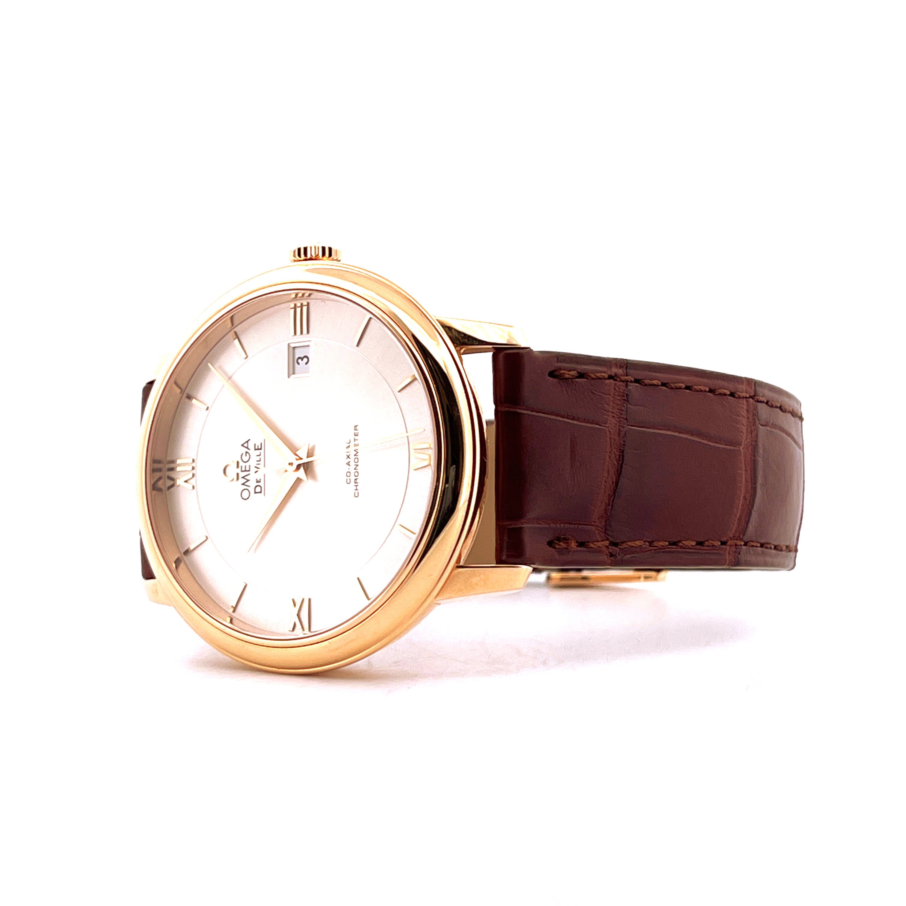 Omega De Ville Prestige Date aus Gelbgold mit braunem Lederarmband auf weißem Hintergrund