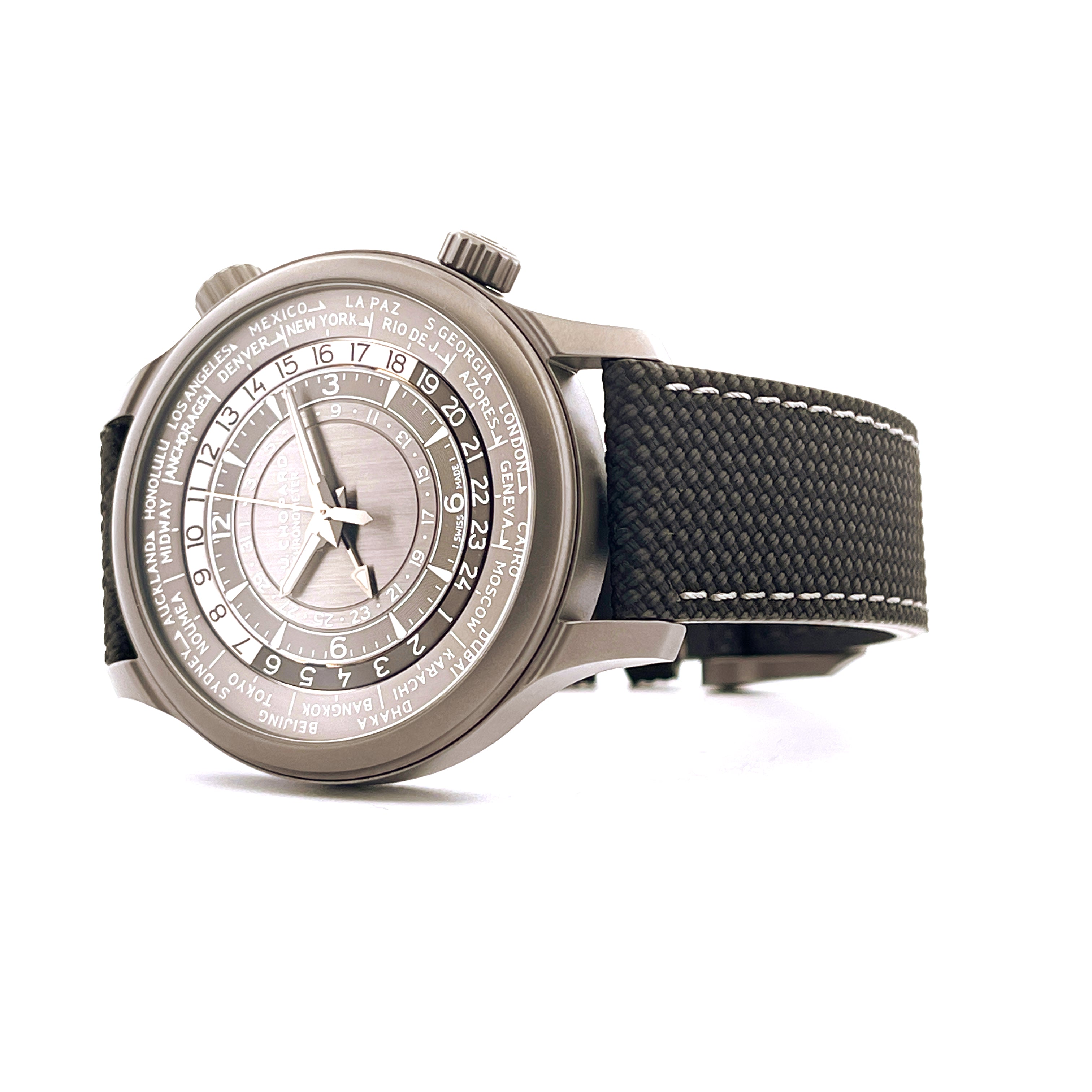 Chopard L.u.c Time Traveler One Black 1 of 250 aus Keramik-Titan mit schwarzem Armband im Seitenprofil