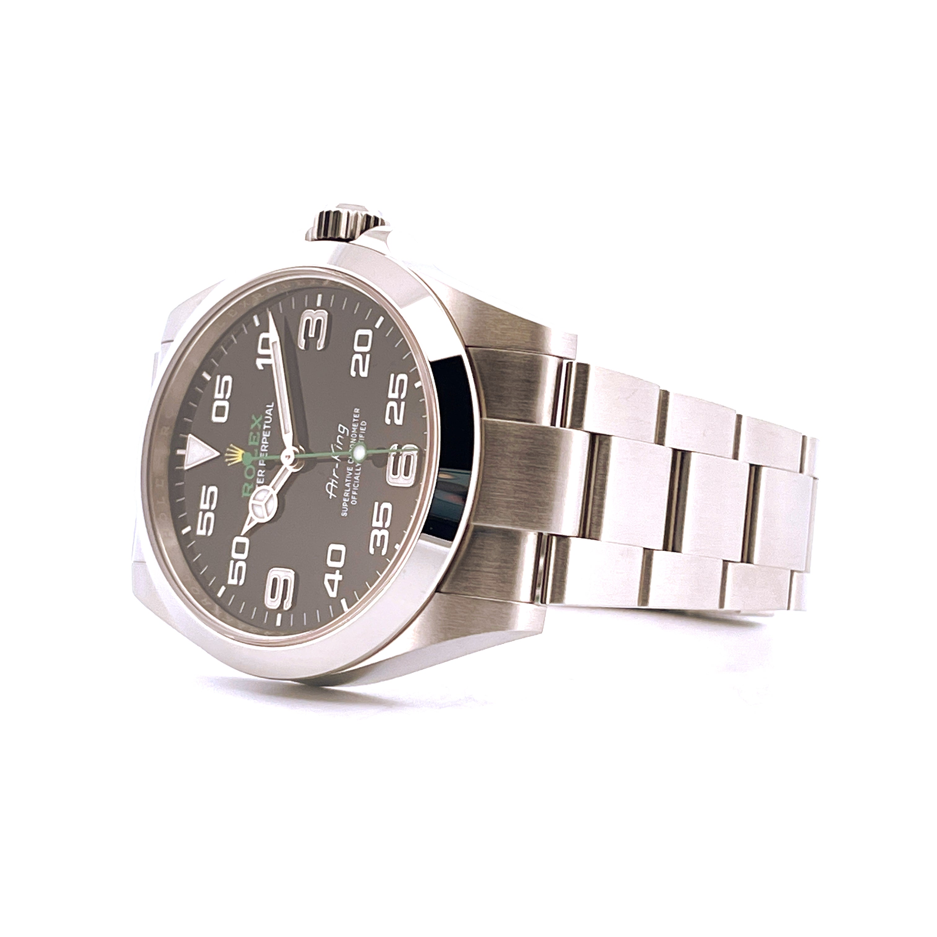 Rolex Air King 126900 Stahl mit dunklem Zifferblatt und Stahlband von schräg rechts vorn auf weißem Hintergrund