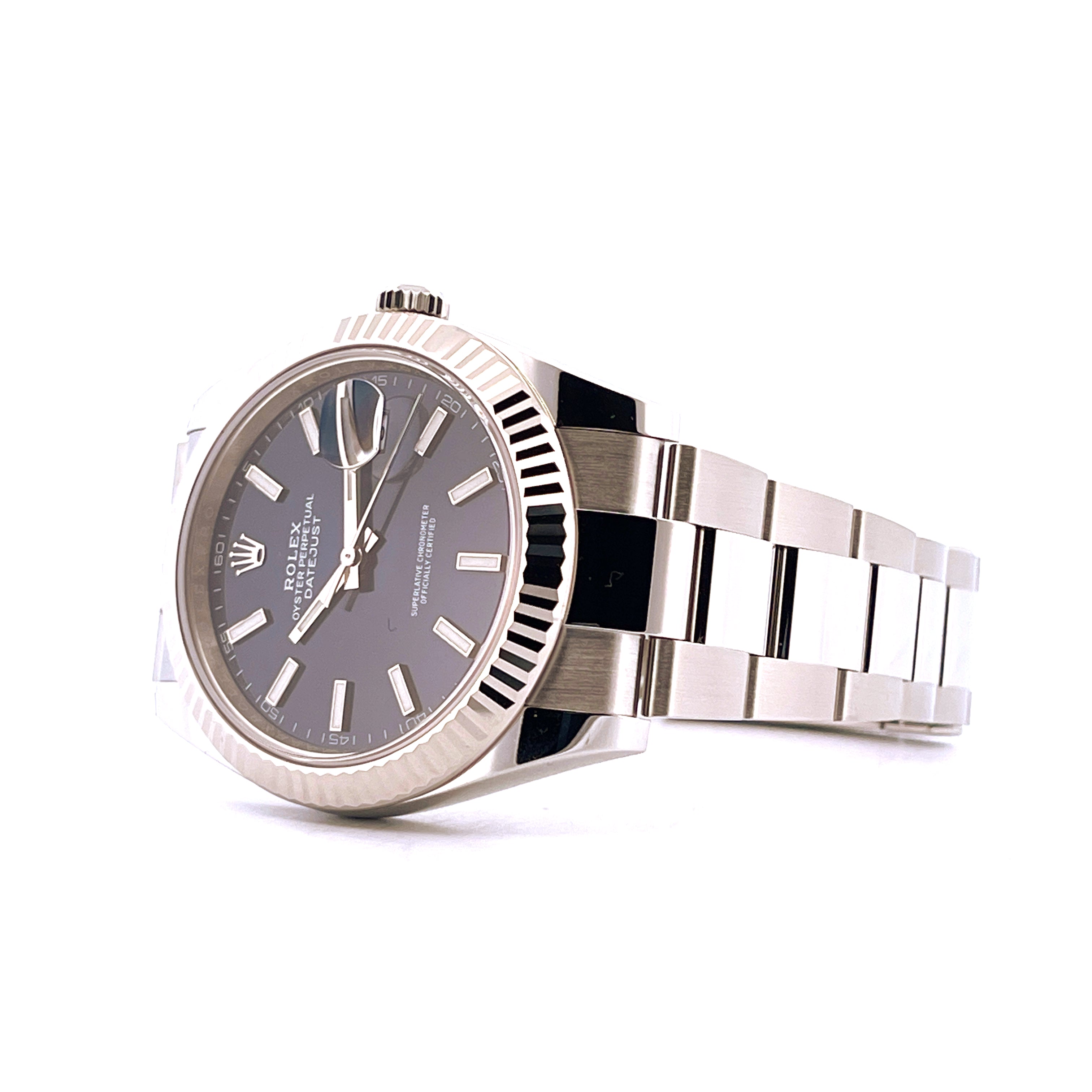 Eine Rolex Datejust 41 mit blauem Zifferblatt, Stahlgehäuse und Oysterband auf weißem Hintergrund