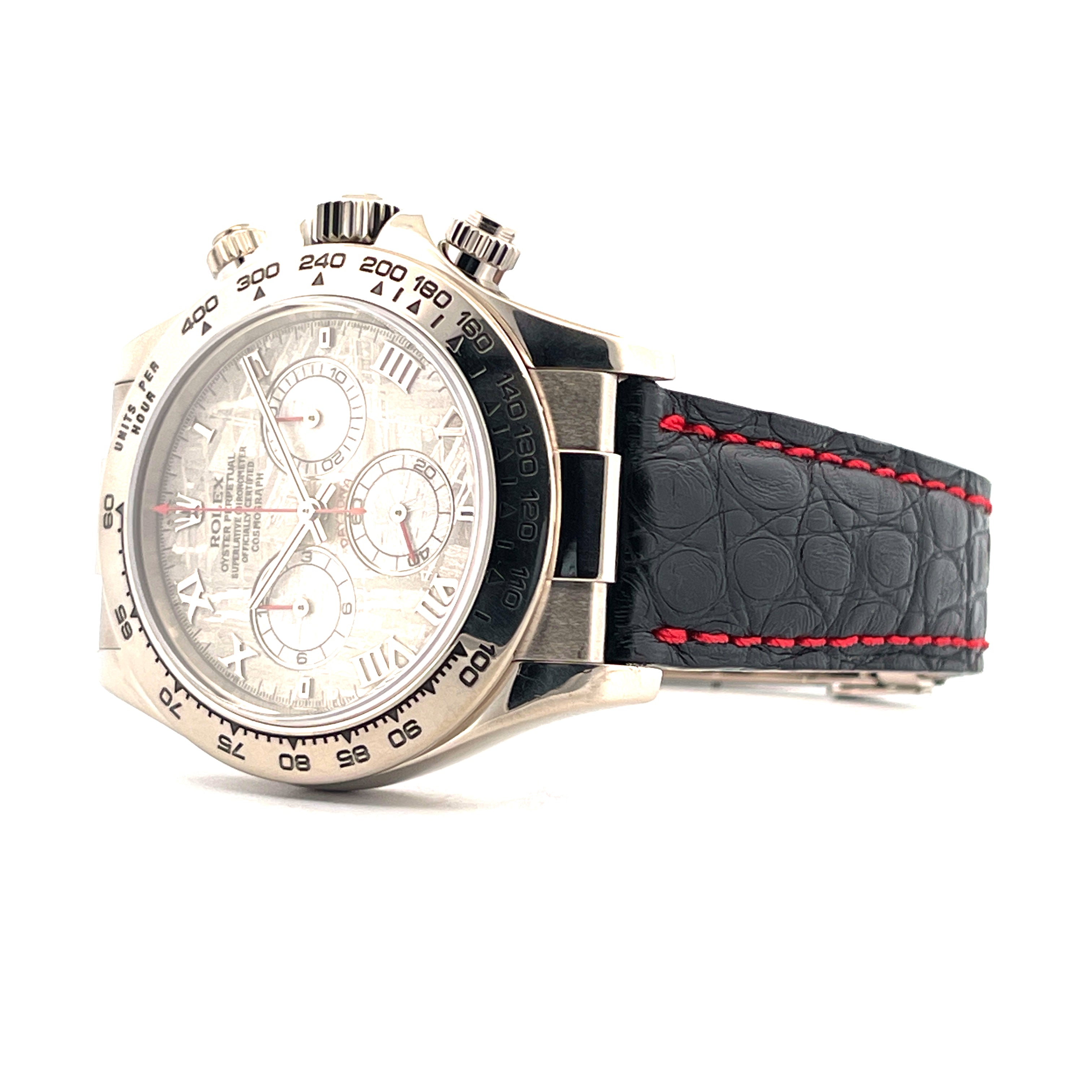 Rolex Daytona mit Meteorit Zifferblatt im Detail, Gehäuse Weißgold, schwarzes Lederband mit roten Nähten
