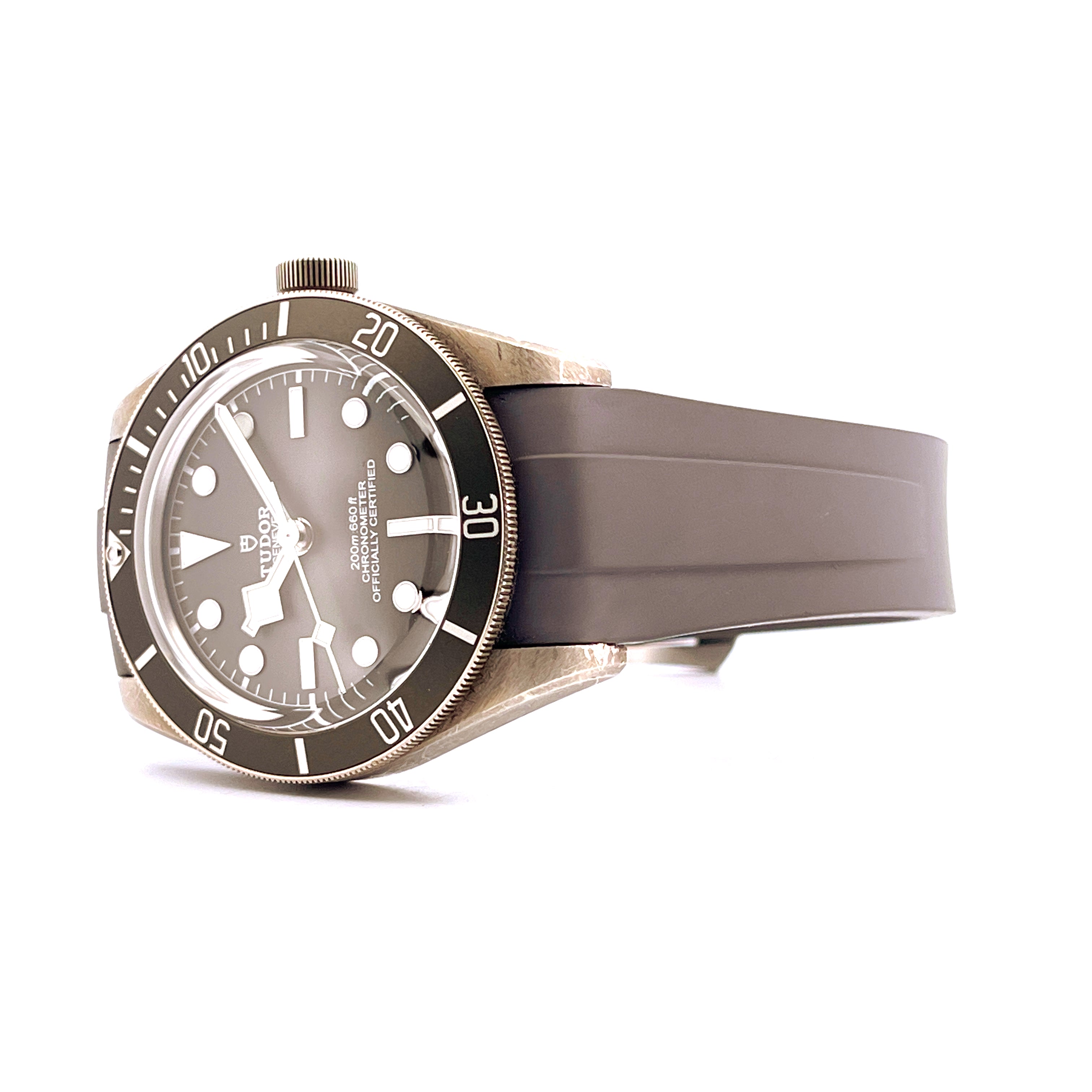 Tudor Black Bay Fifty-Eight Silver mit silbernem Gehäuse und schwarzem Zifferblatt auf weißem Hintergrund