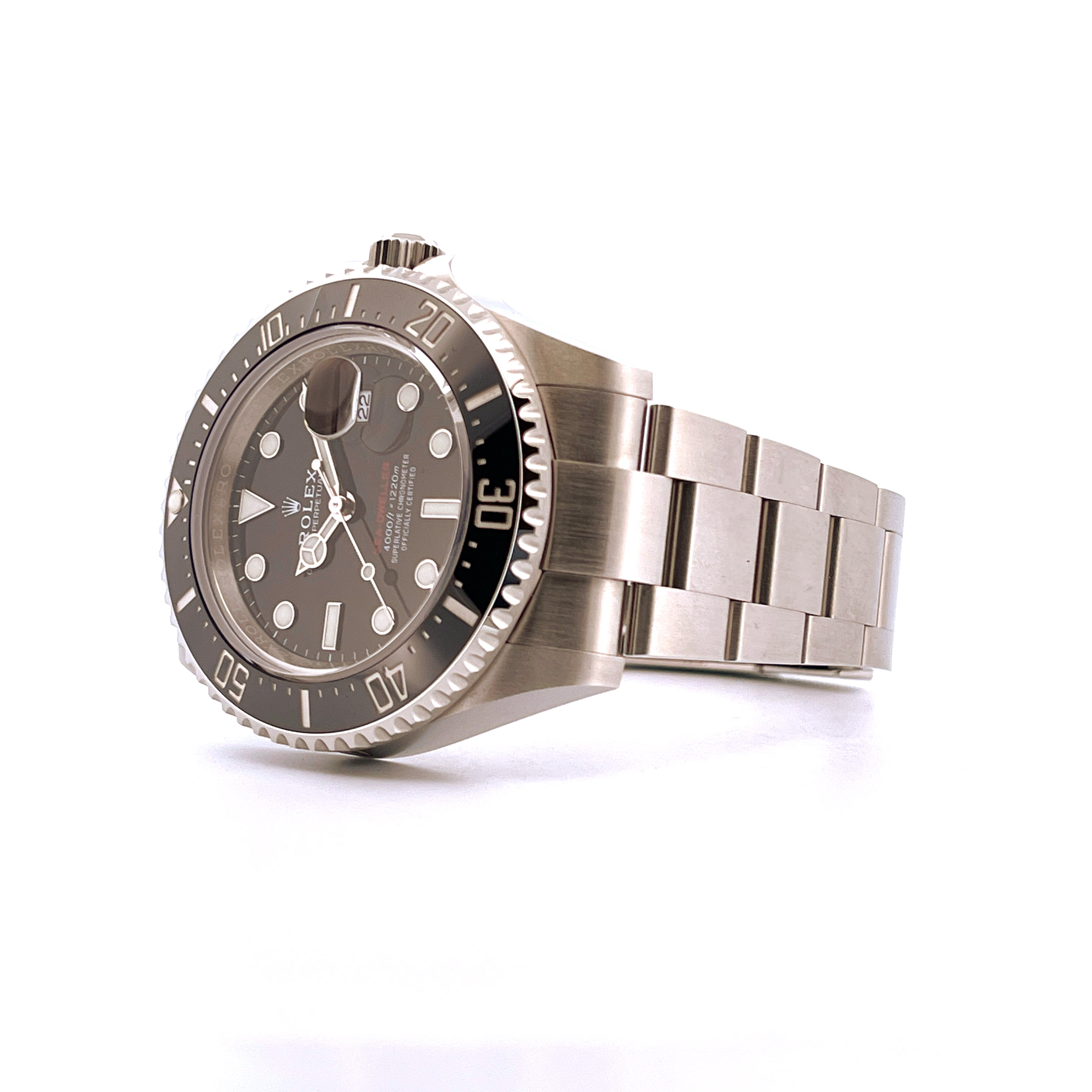 Rolex Sea-Dweller Ref. 126600 Stahl mit schwarzem Zifferblatt auf weißem Hintergrund, Seitenansicht