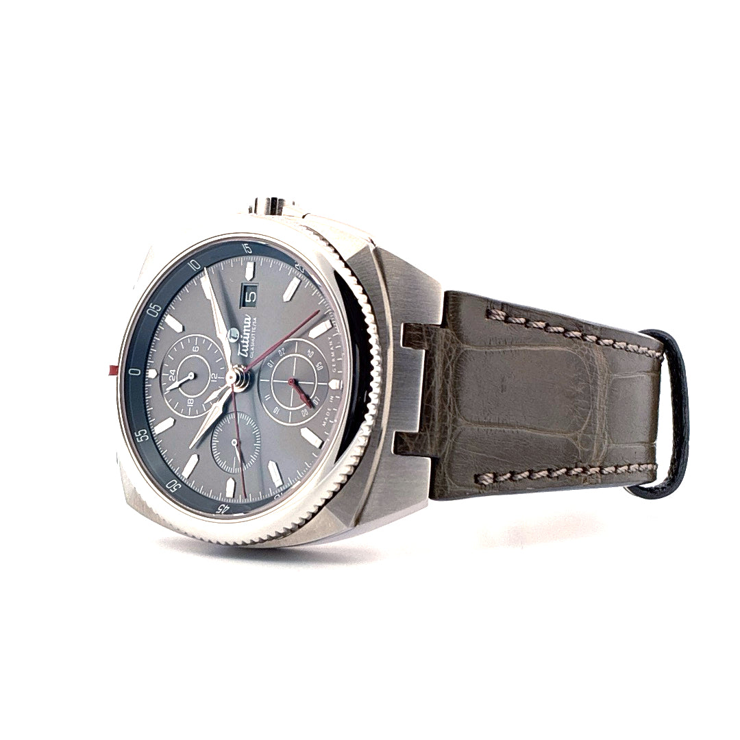Tutima Saxon One Chronograph mit grauem Zifferblatt und dunkelgrauem Lederarmband