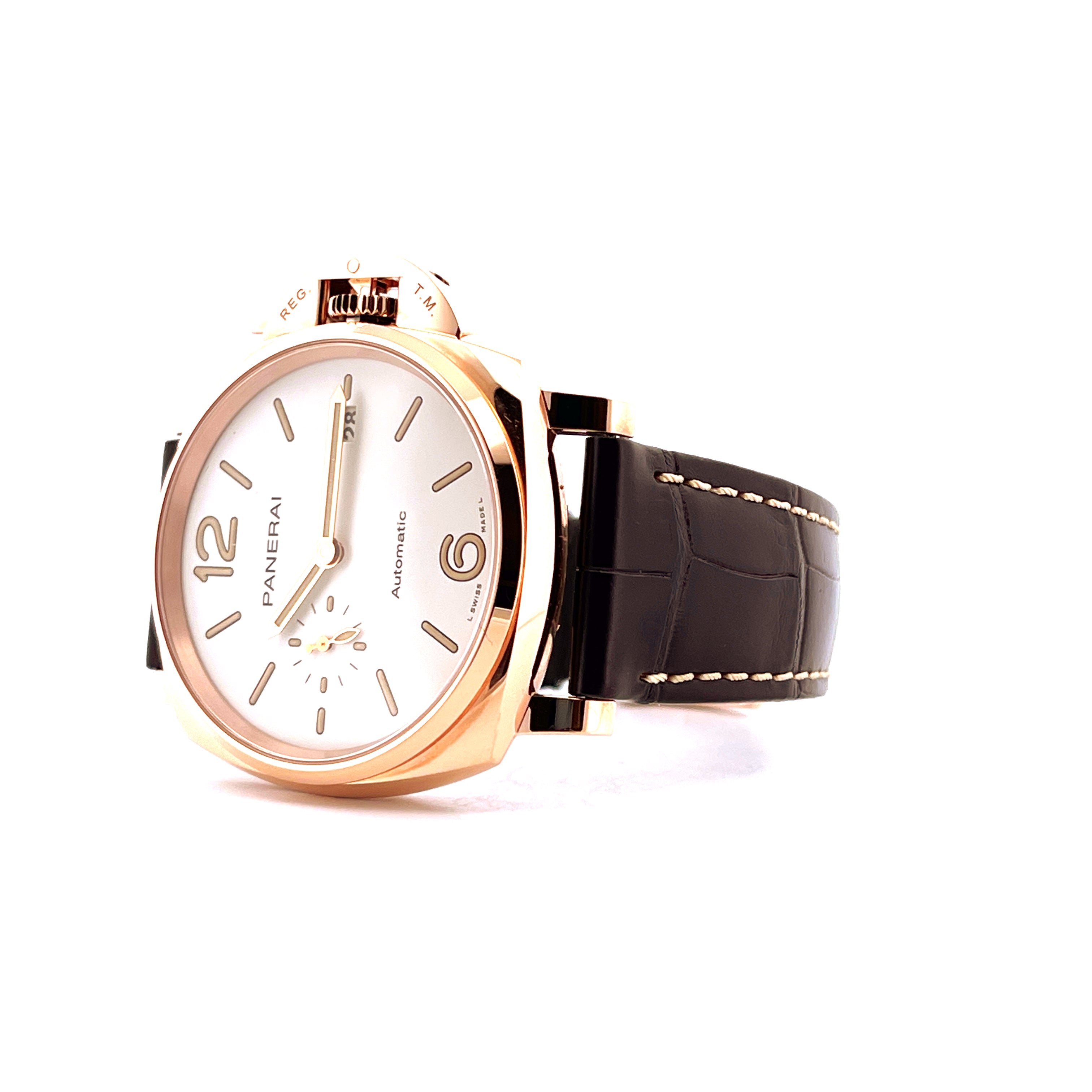 Eine Panerai Luminor Due 42mm Roségold mit schwarzem Lederarmband auf weißem Hintergrund