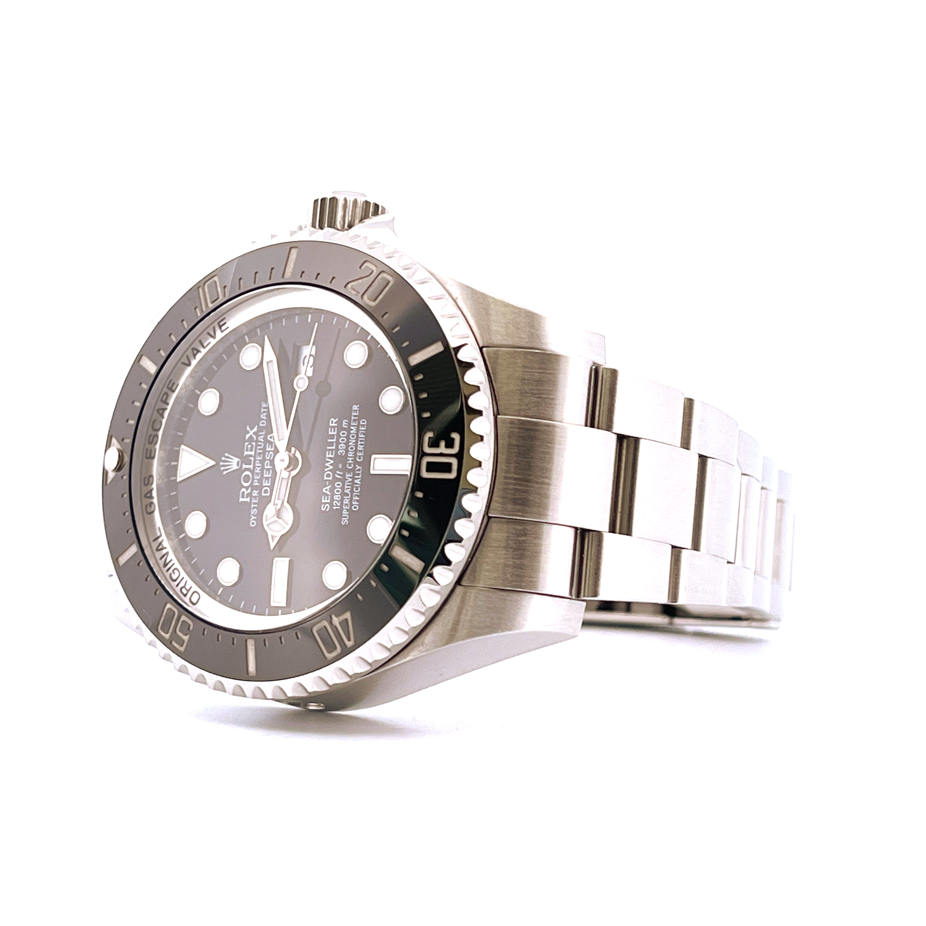 Rolex Sea-Dweller Deepsea 116660 Detailaufnahme seitlich mit schwarzem Zifferblatt und Stahlarmband