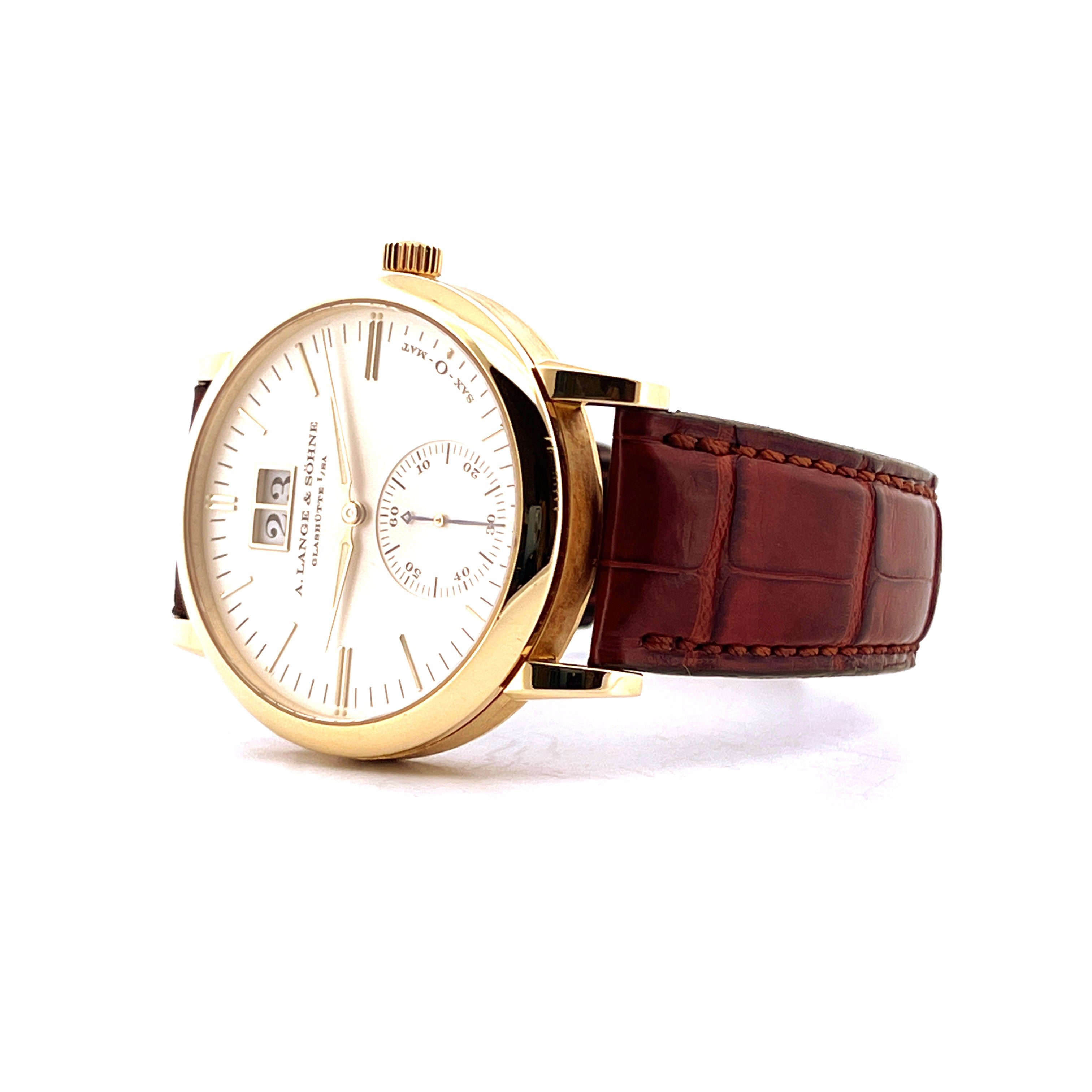 A Lange & Söhne Langematik 37mm Gelbgold Automatik mit braunem Krokodillederarmband auf weißem Hintergrund