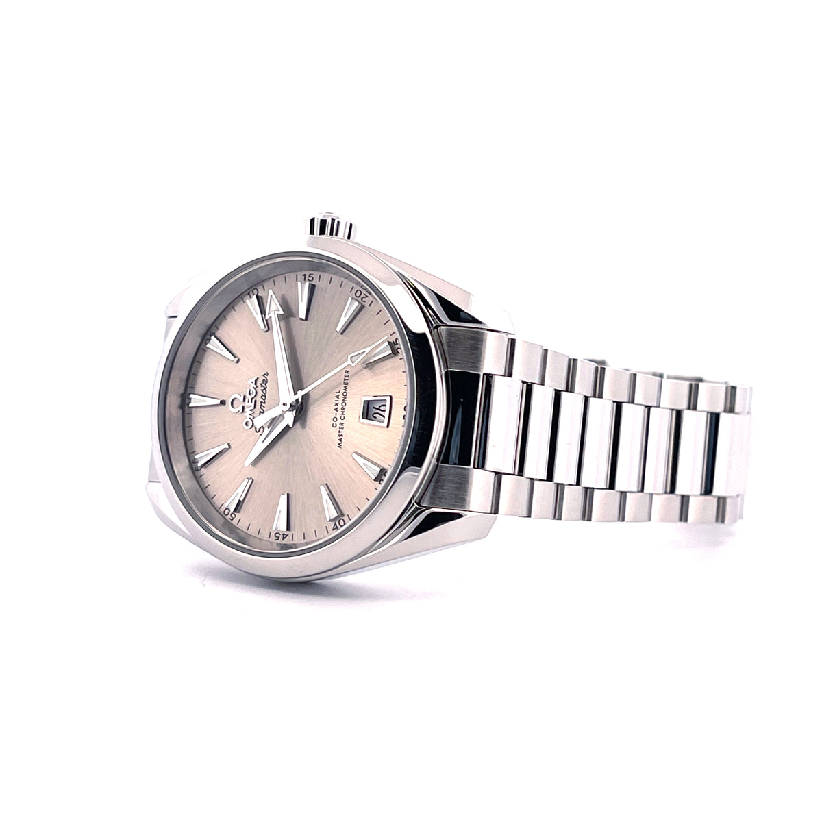 Omega Seamaster Aqua Terra 150M Champagne Dial (38mm) / Full Set / very good Condition / Germany / Nov. 2024, Schrägansicht mit Zifferblatt, Armband und Krone vor weißem Hintergrund