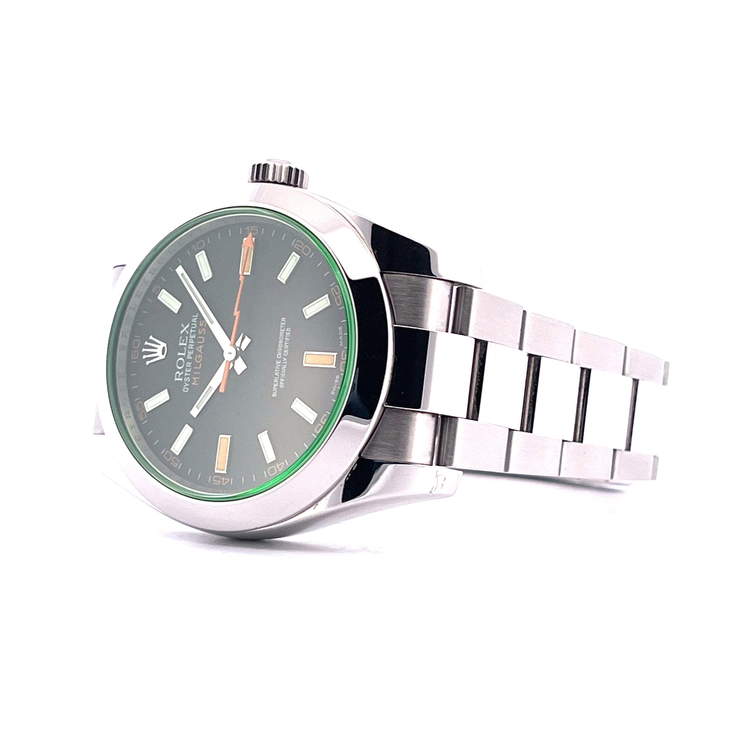 Rolex Milgauss 116400GV im Seitenprofil auf weißem Hintergrund mit 10 Indexen und 3 Zeigern