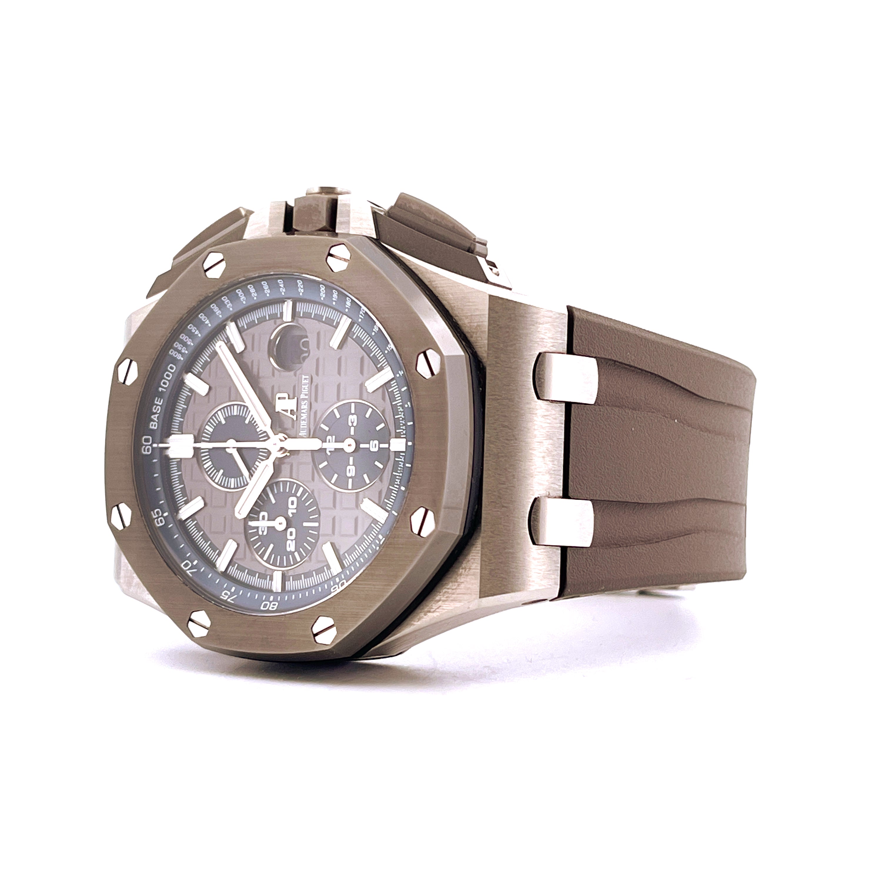 Audemars Piguet Royal Oak Offshore Titan Chronograph, Seitenansicht eines grauen Zifferblatts mit drei Zeigern und einem braunen Kautschukband auf…