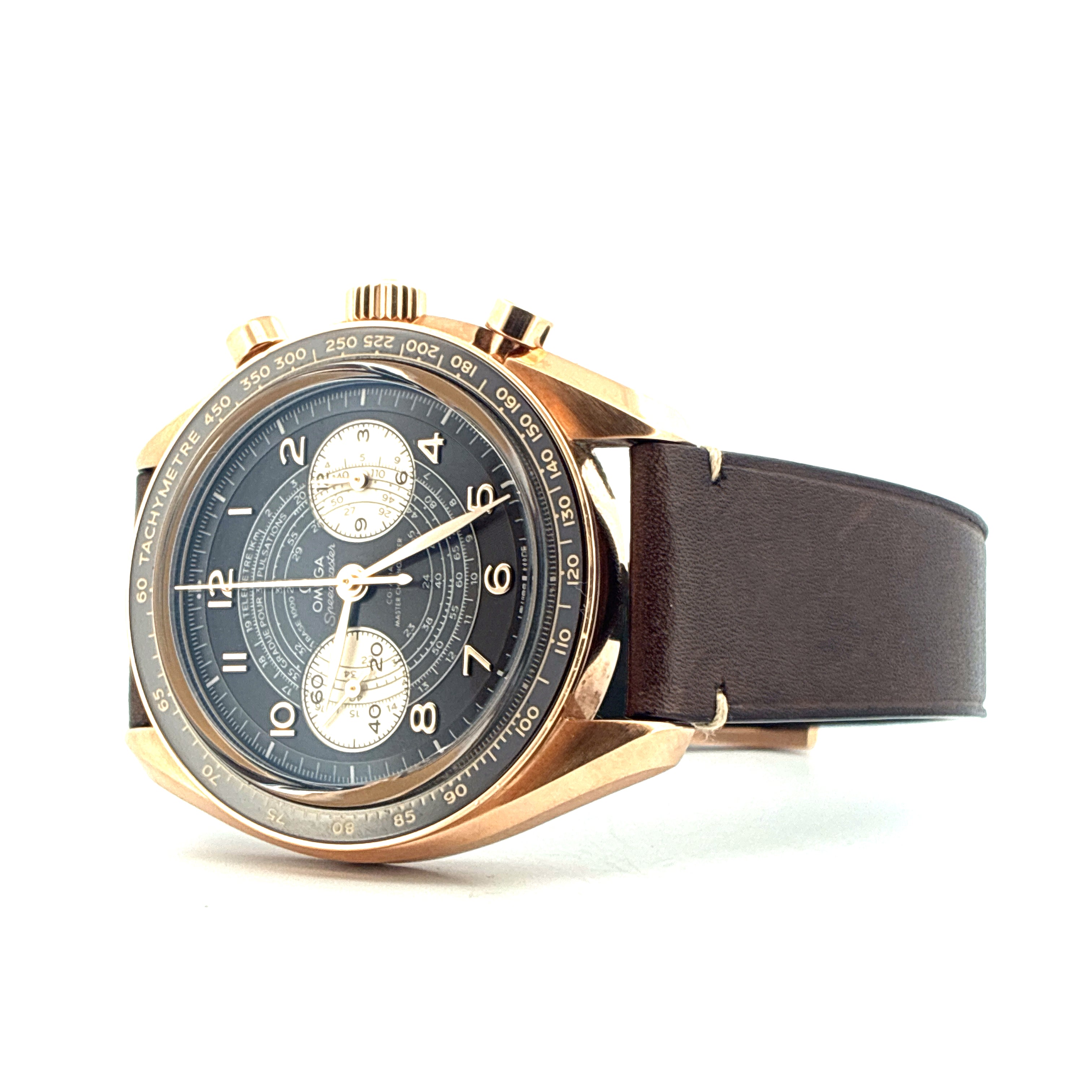 Omega Speedmaster Chronoscope Full-Set 2024 Gelbgold Uhr mit Lederarmband aus der Seitenansicht