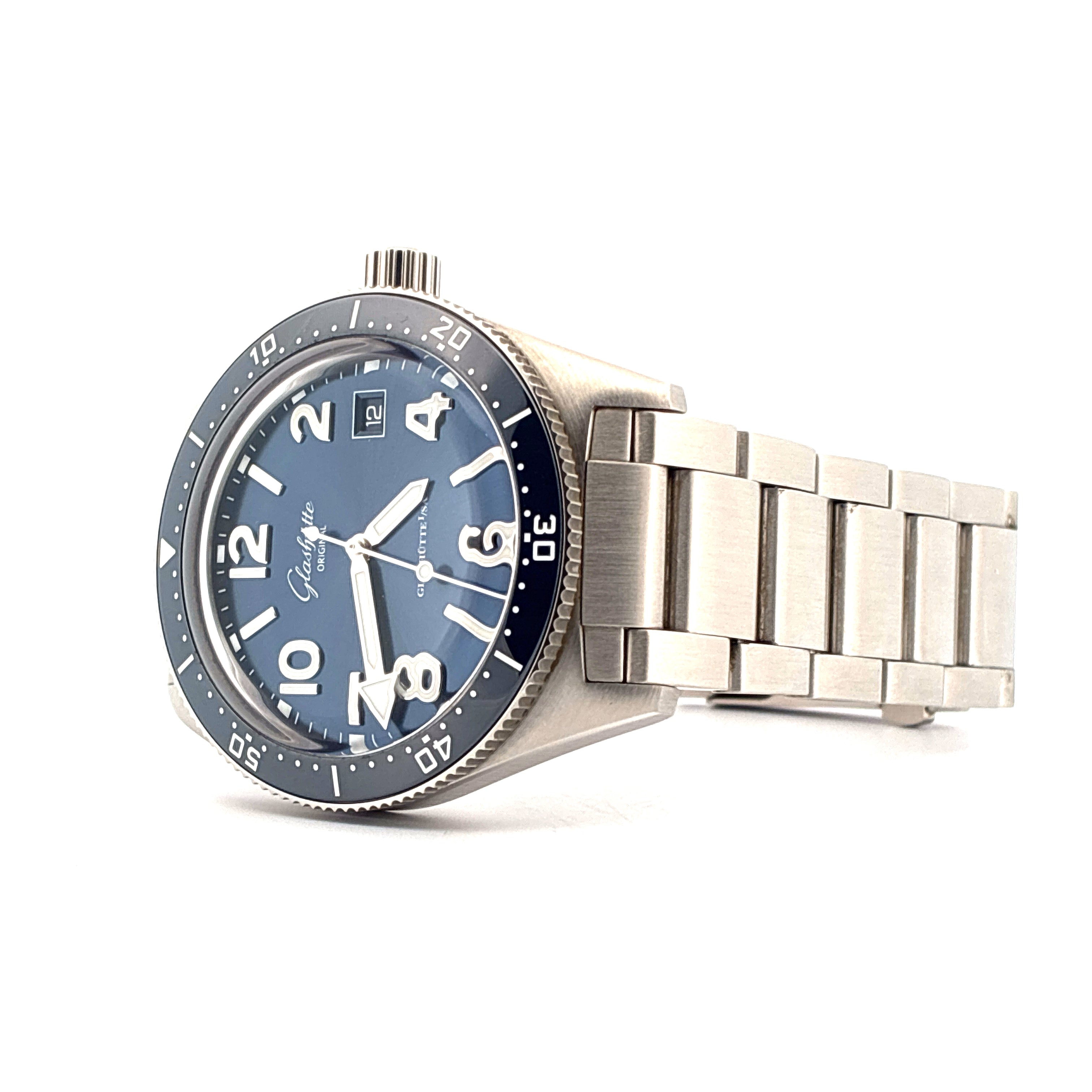 Glashütte Original SeaQ Herrenuhr mit blauem Zifferblatt, Edelstahlgehäuse und Armband im Studio aufgenommen