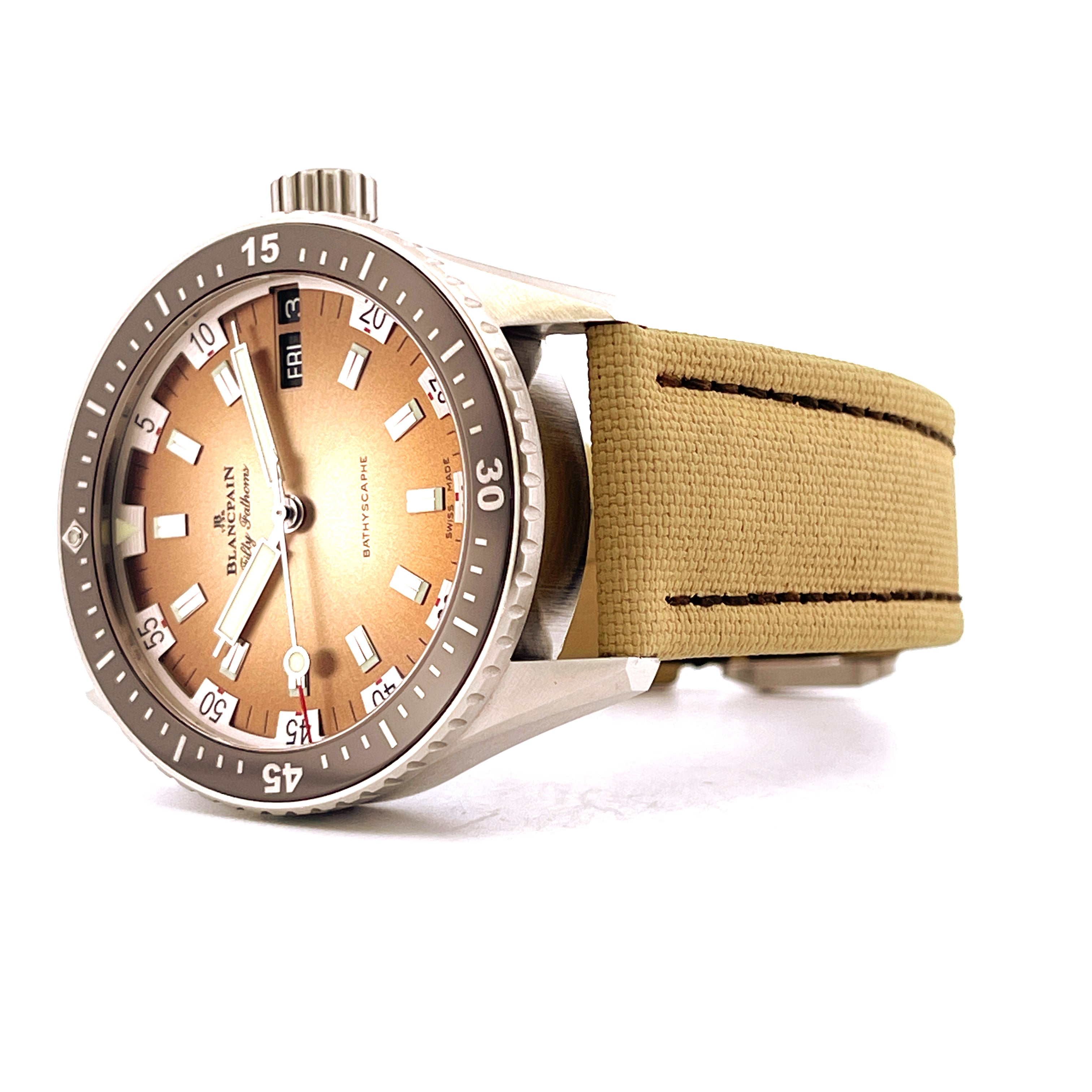 Detailaufnahme einer Blancpain Fifty Fathoms Bathyscaphe Day Date Desert Limited Edition mit braunem Zifferblatt und beige…