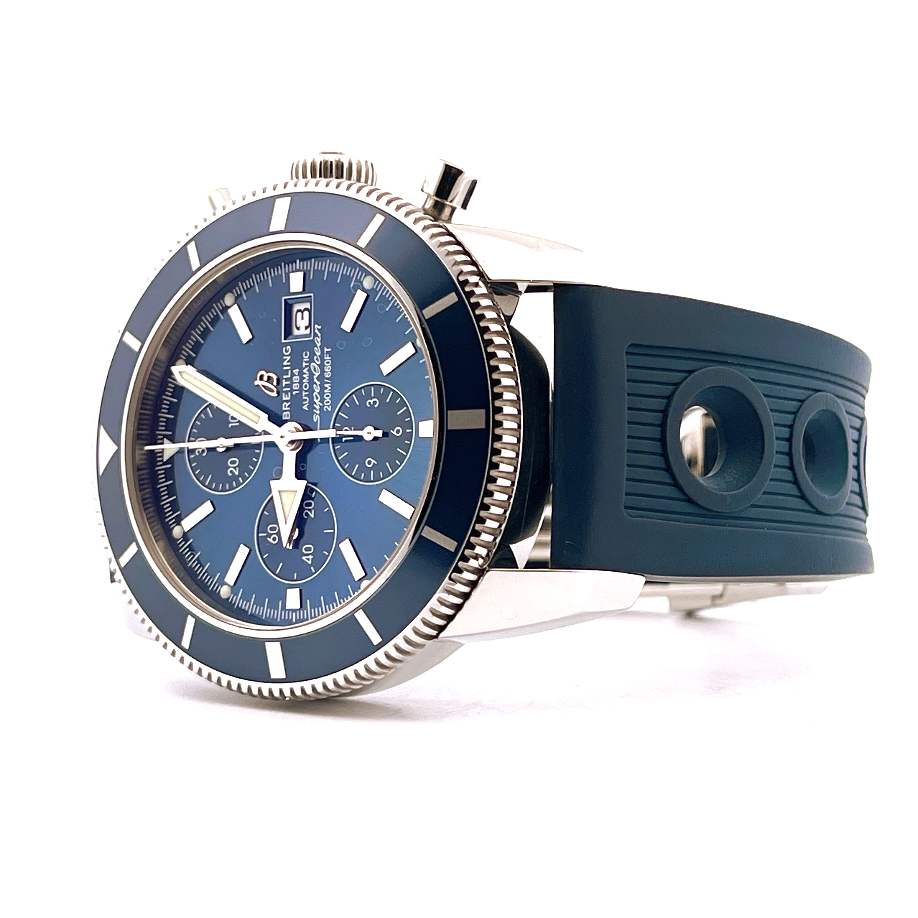 Breitling Superocean Heritage Chronograph mit blauem Zifferblatt und dunkelblauem Kautschukband auf weissem Hintergrund