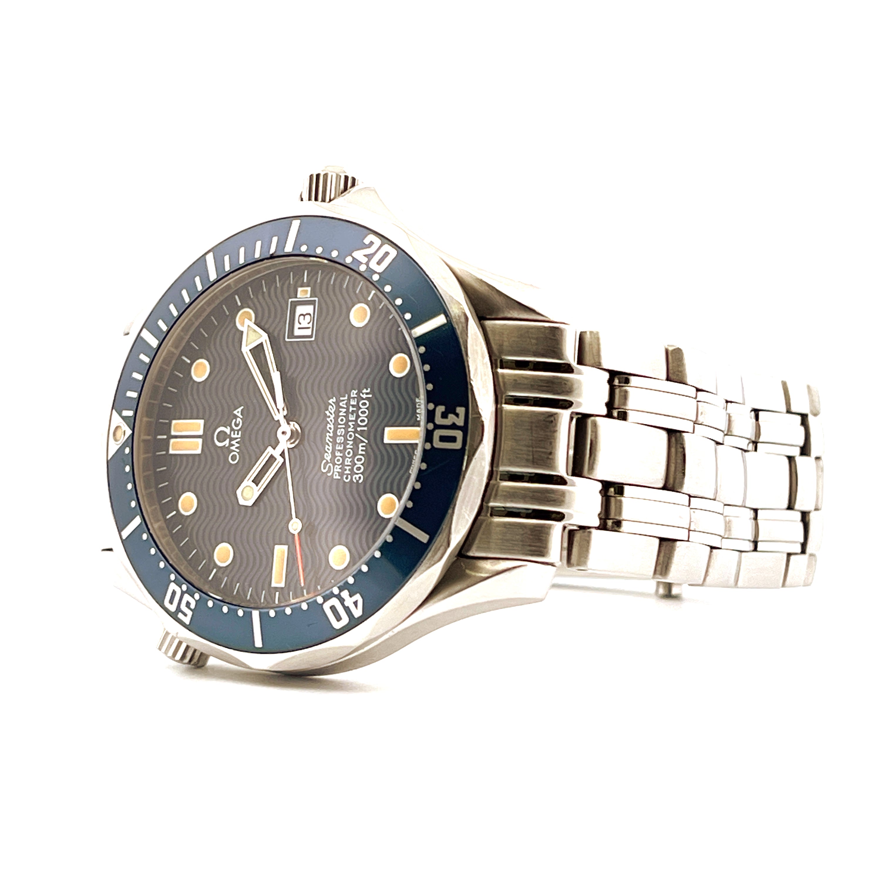 Omega Seamaster Diver 300 Professional mit blauem Zifferblatt und Edelstahlarmband auf weißem Hintergrund