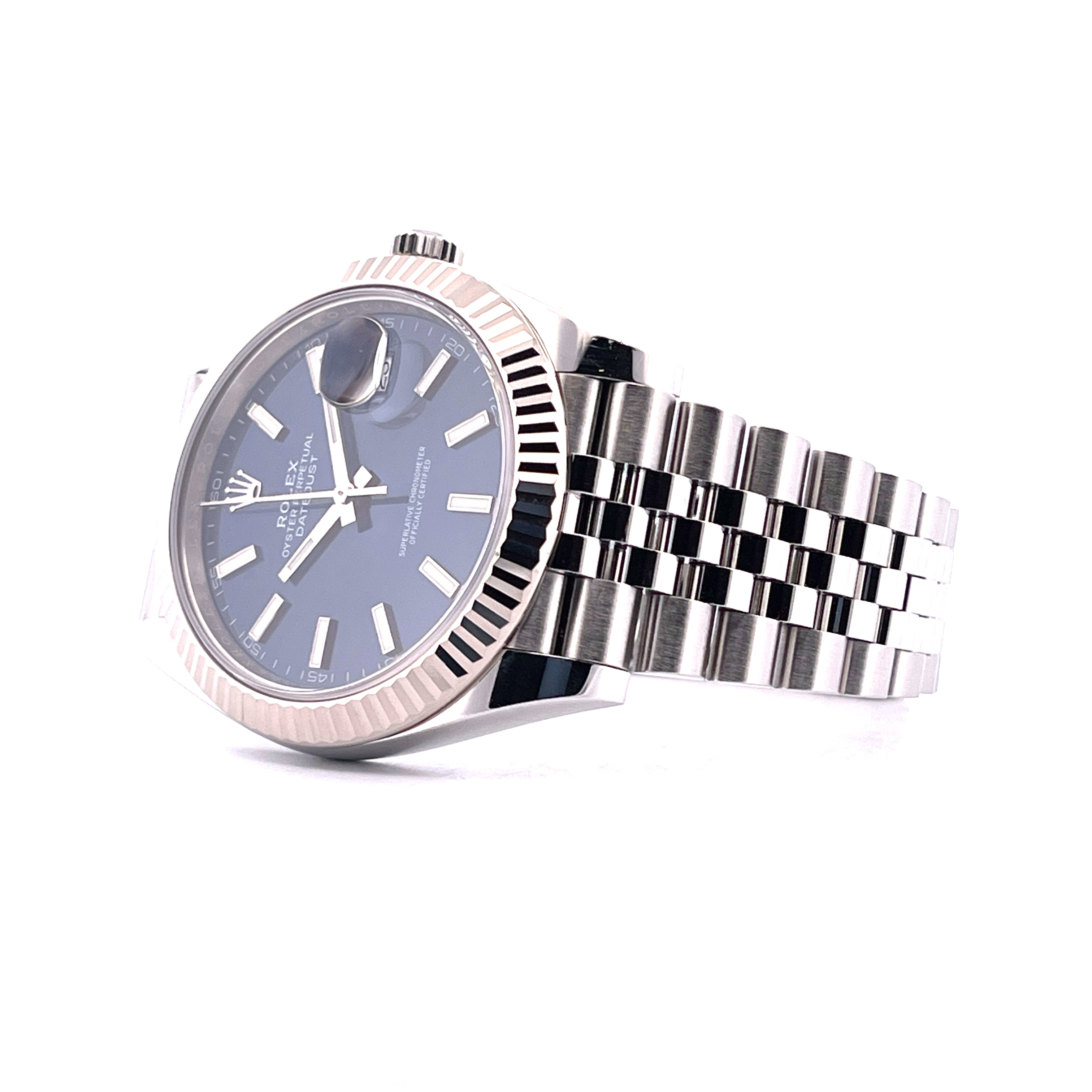 Rolex Datejust 41 mit blauem Zifferblatt und Jubilee-Armband, leicht schräg von der Seite aufgenommen