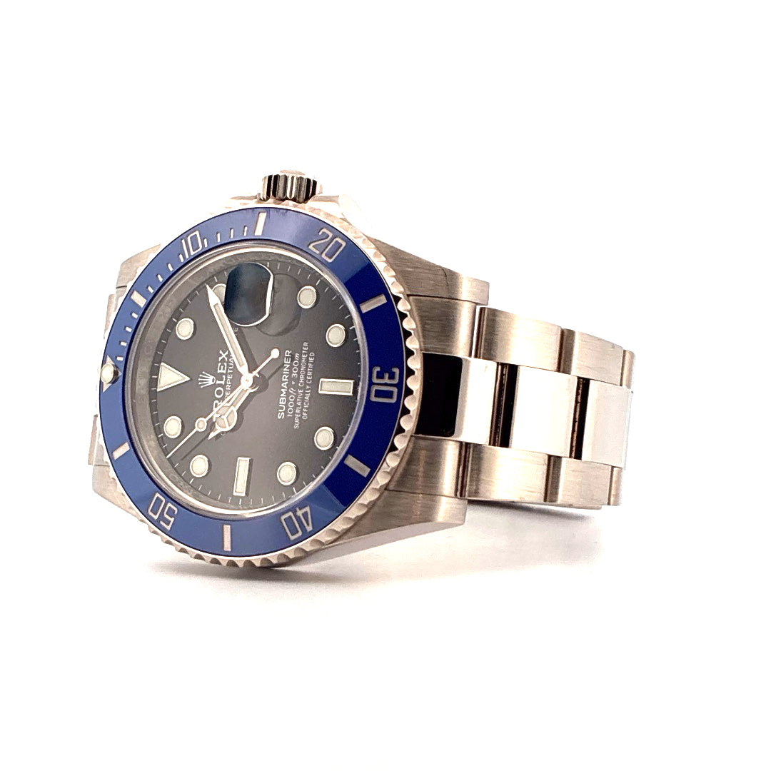 Rolex Submariner Date in Stahl mit blauem Keramik-Inlay und grauem Zifferblatt im Profil