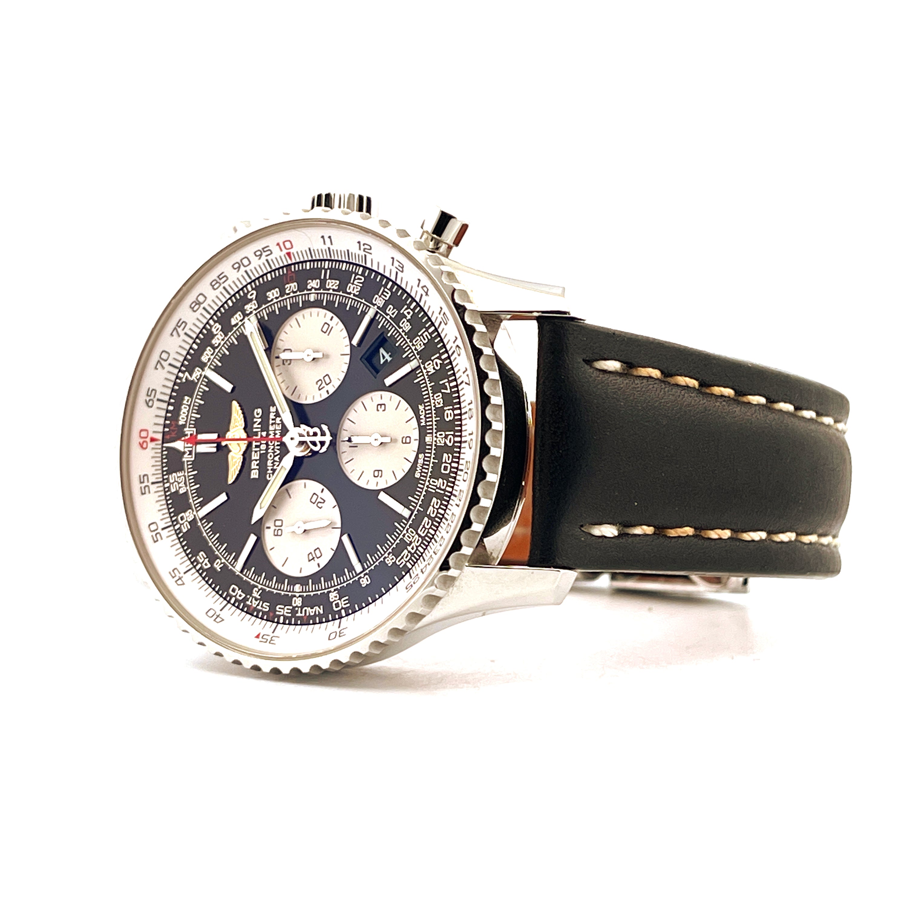 Breitling Navitimer B01 im seitlichen Blick auf weißem Hintergrund mit schwarzem Lederarmband