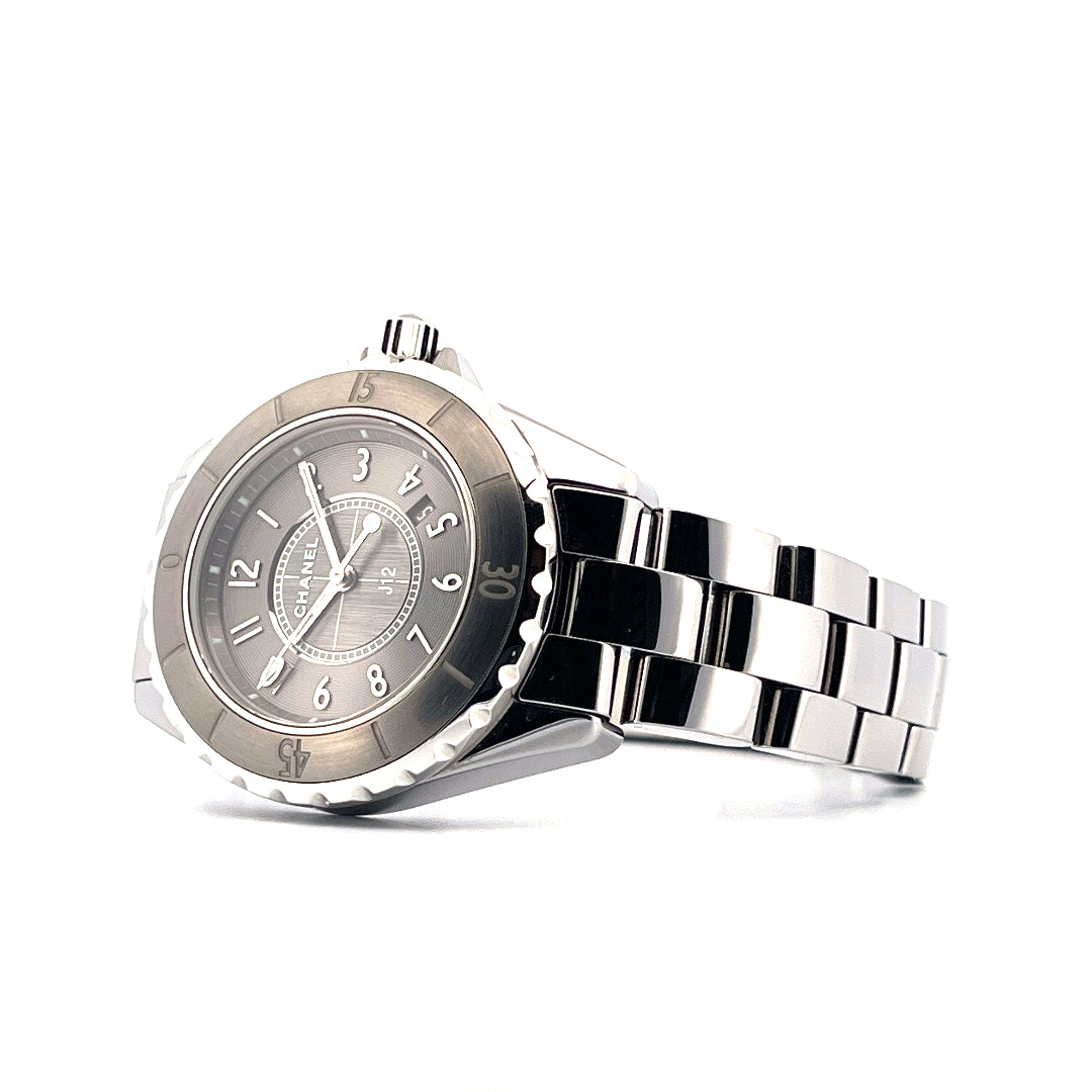 Chanel J12 33mm graue Keramik Quarzuhr mit silbernem Armband in Seitenansicht