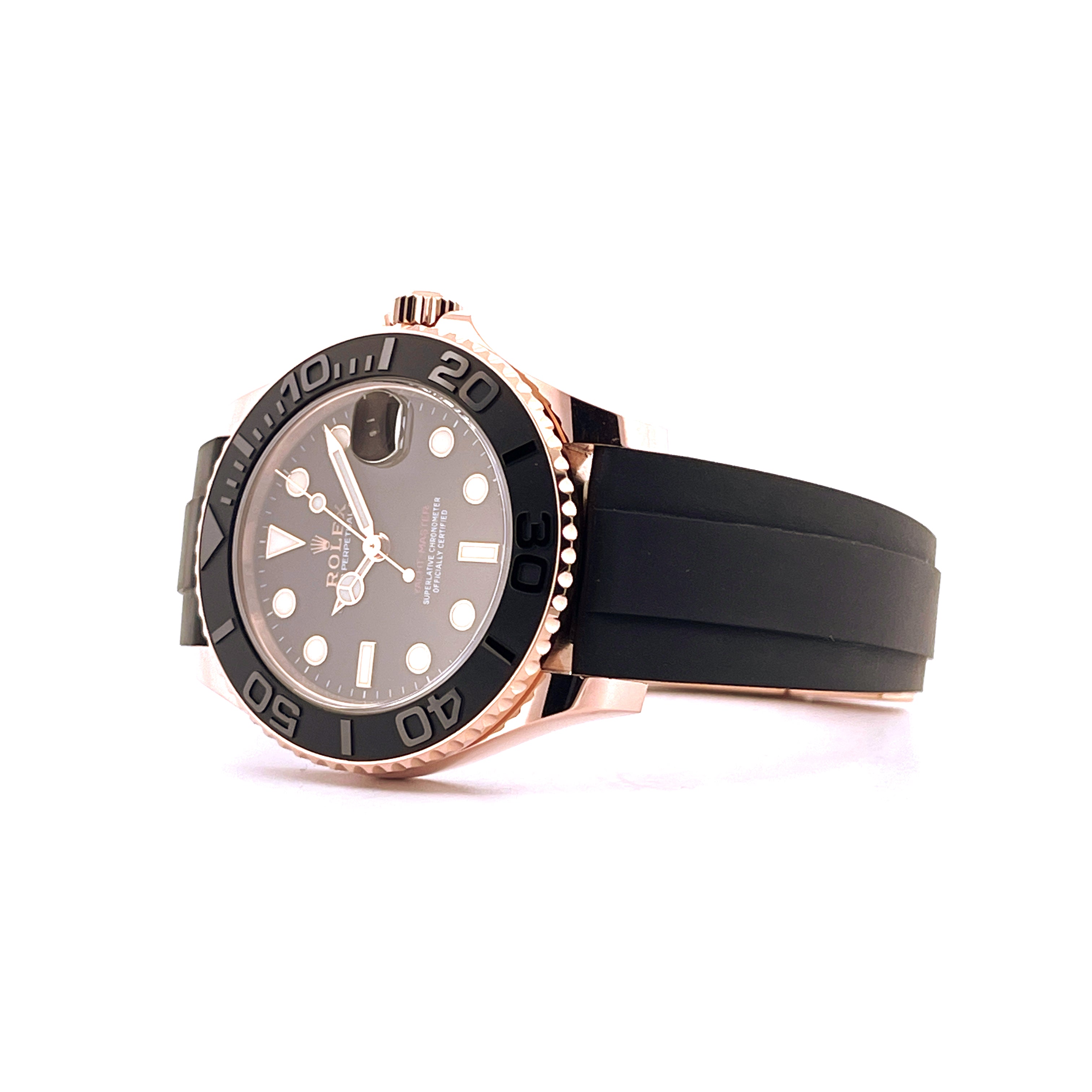 Rolex Yacht-Master 37 Everose Oysterflex roségold mit schwarzem Zifferblatt und Band auf weißem Hintergrund