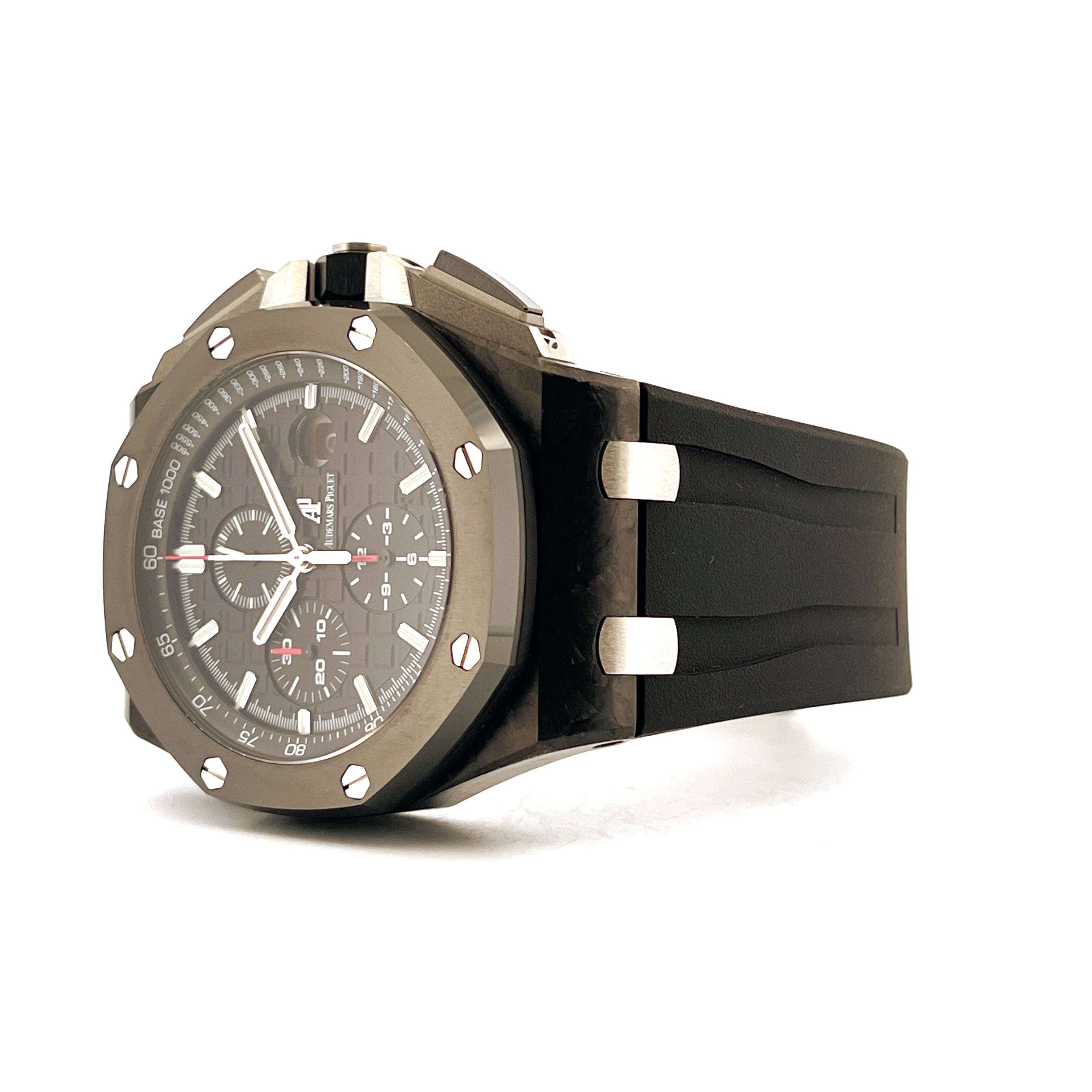 Audemars Piguet Royal Oak Offshore Carbon&Ceramic seitlich auf weißem Hintergrund