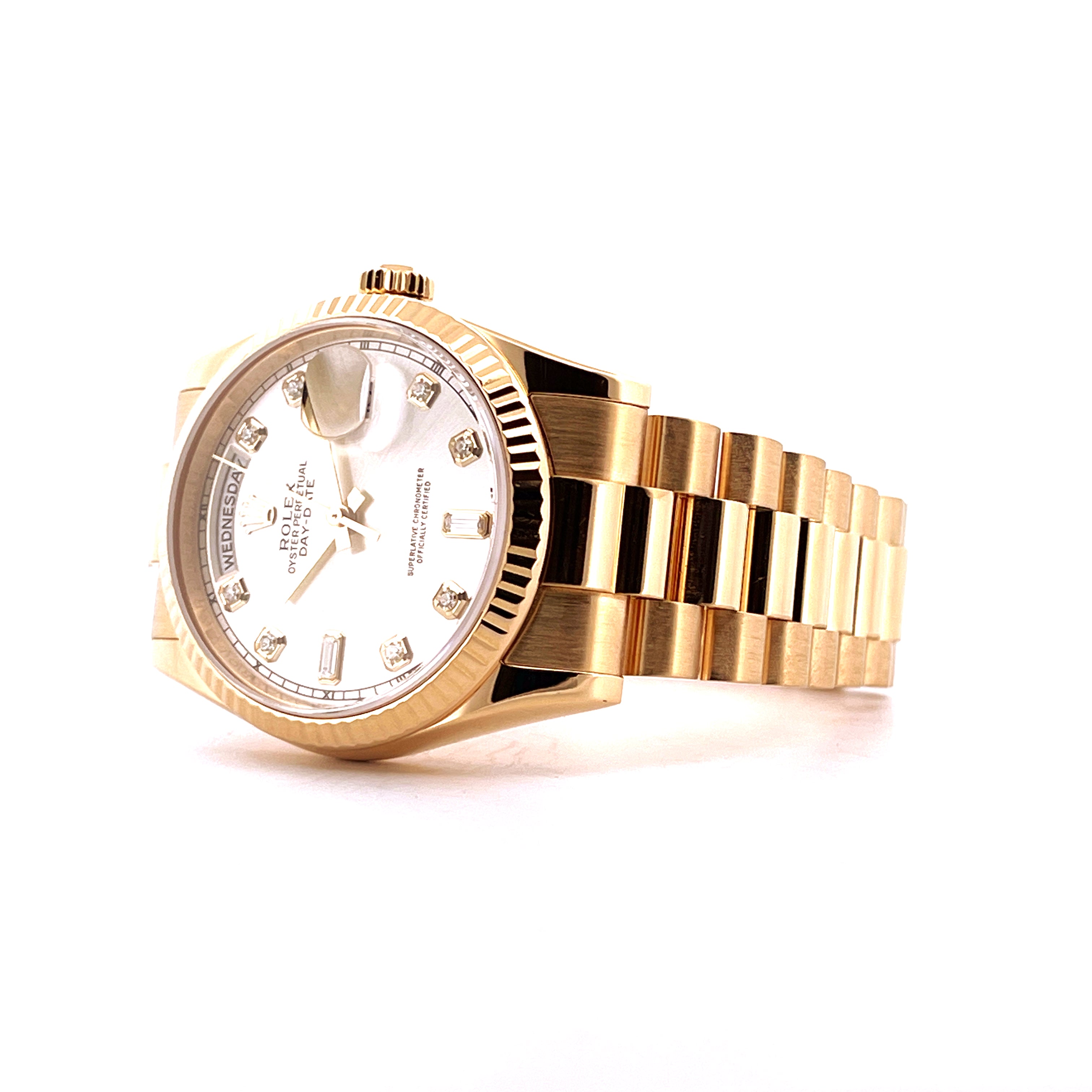 Rolex Day-Date 36 mm Gelbgold Automatik mit Diamanten aus der Seitenansicht auf weißem Hintergrund