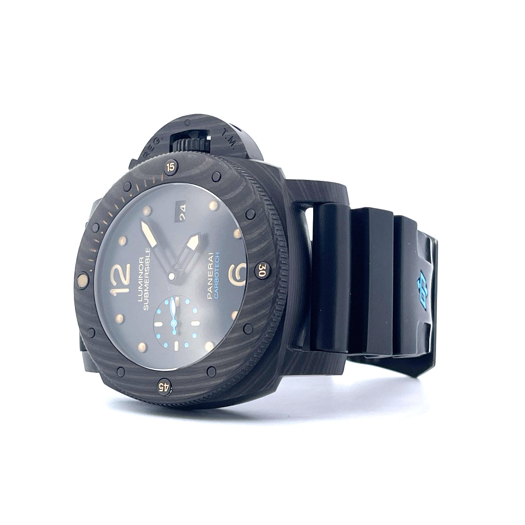 Panerai Luminor Submersible 1950 3 Days Automatic - Limited Edition 286 von 1000 (2017), Schrägansicht mit Zifferblatt, Krone und Armband vor weißem Hintergrund