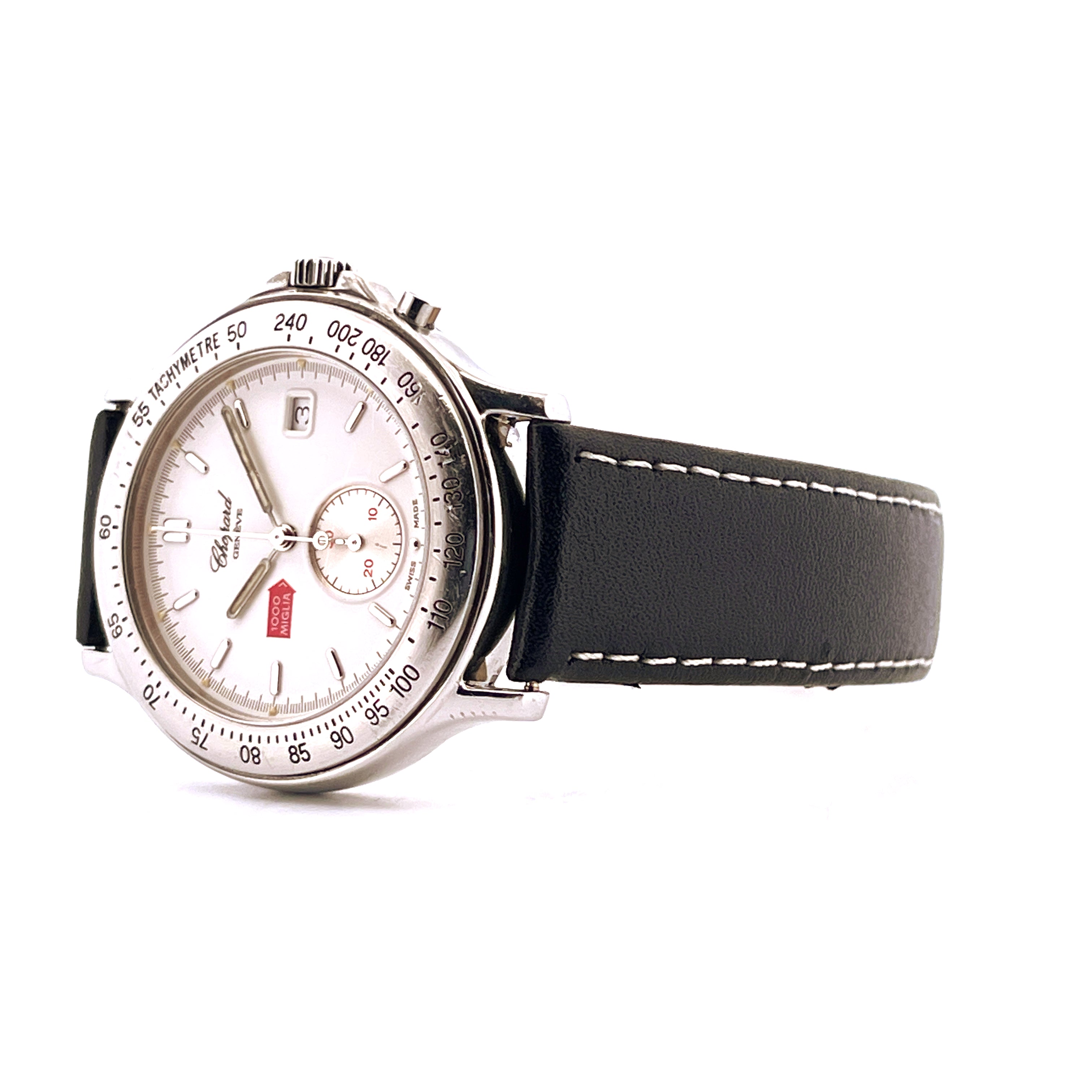 Chopard Mille Miglia Monopusher mit weißem Zifferblatt und schwarzem Lederarmband von der Seite
