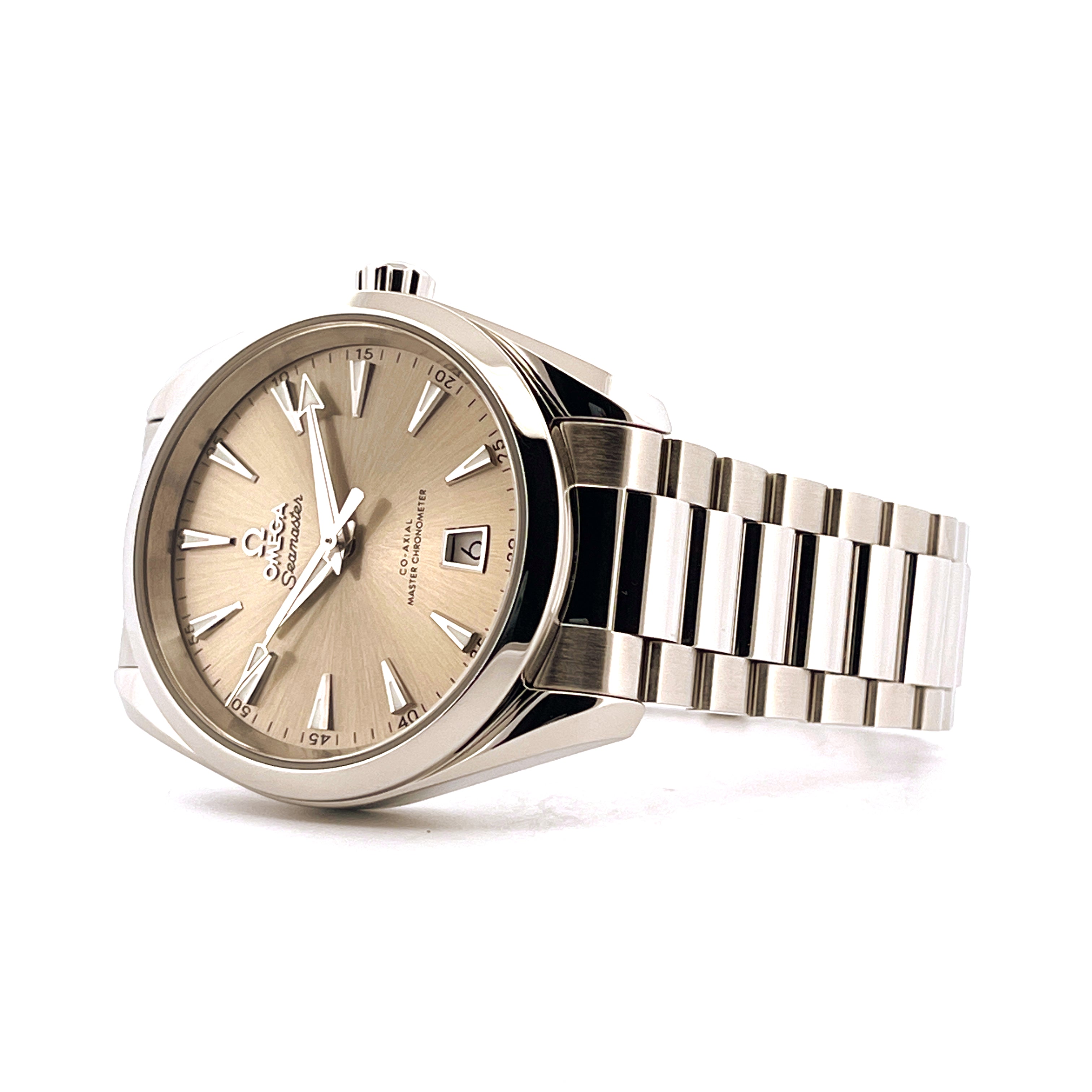 Omega Seamaster Aqua Terra 38mm Sandstone mit Stahlarmband aus Stahl, seitliche Ansicht auf weißem Hintergrund