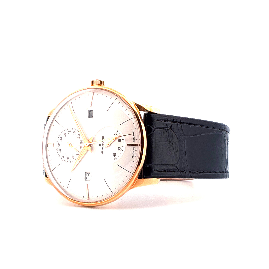 Junghans Meister Agenda Edelstahl-Uhr mit schwarzem Lederarmband auf weißem Hintergrund