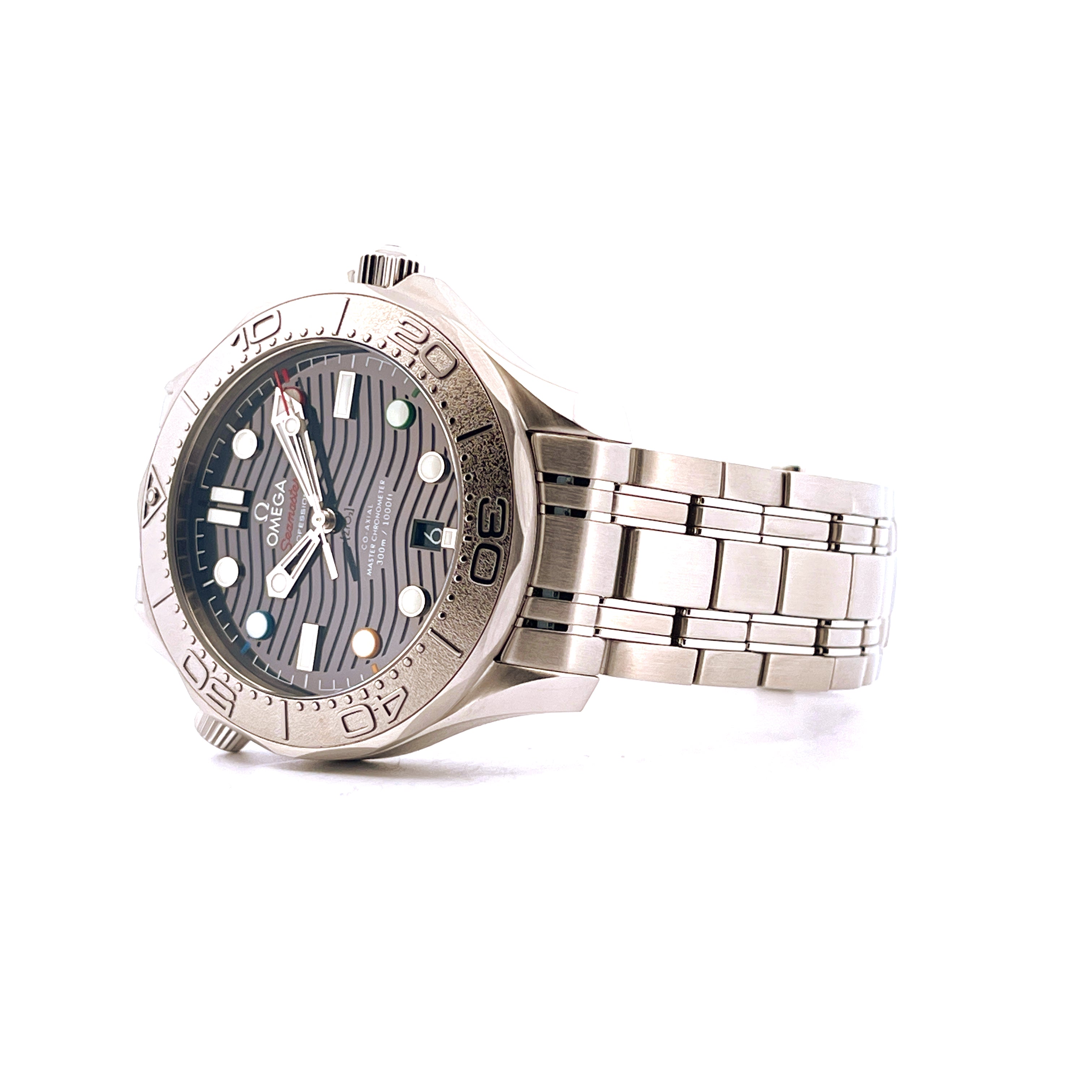 Omega Seamaster Diver 300M Edelstahl Automatik auf weißem Hintergrund Seitenansicht
