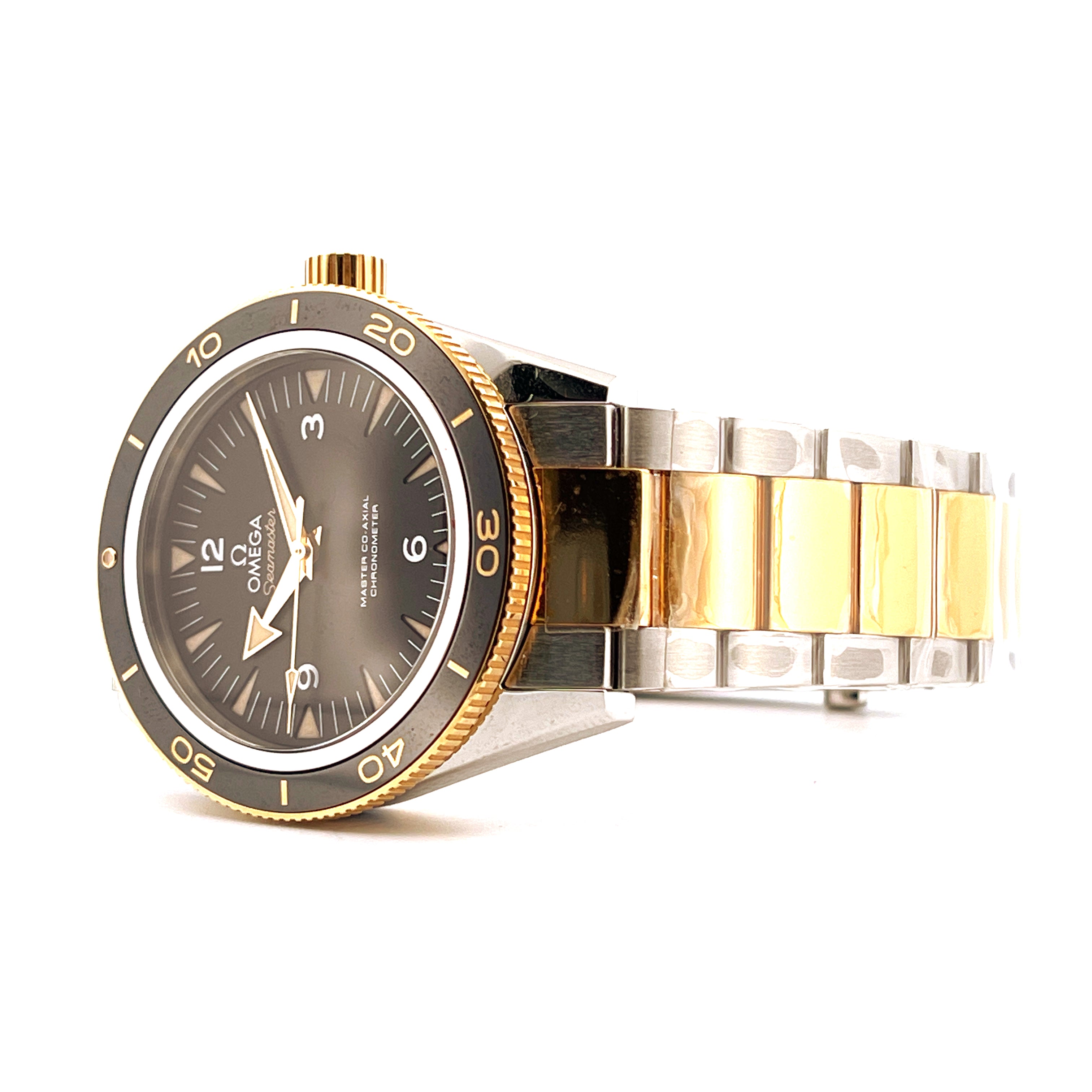 Omega Seamaster 300 Co-axial Bicolor Uhr aus Gold und Stahl im Seitenprofil mit grauem Zifferblatt