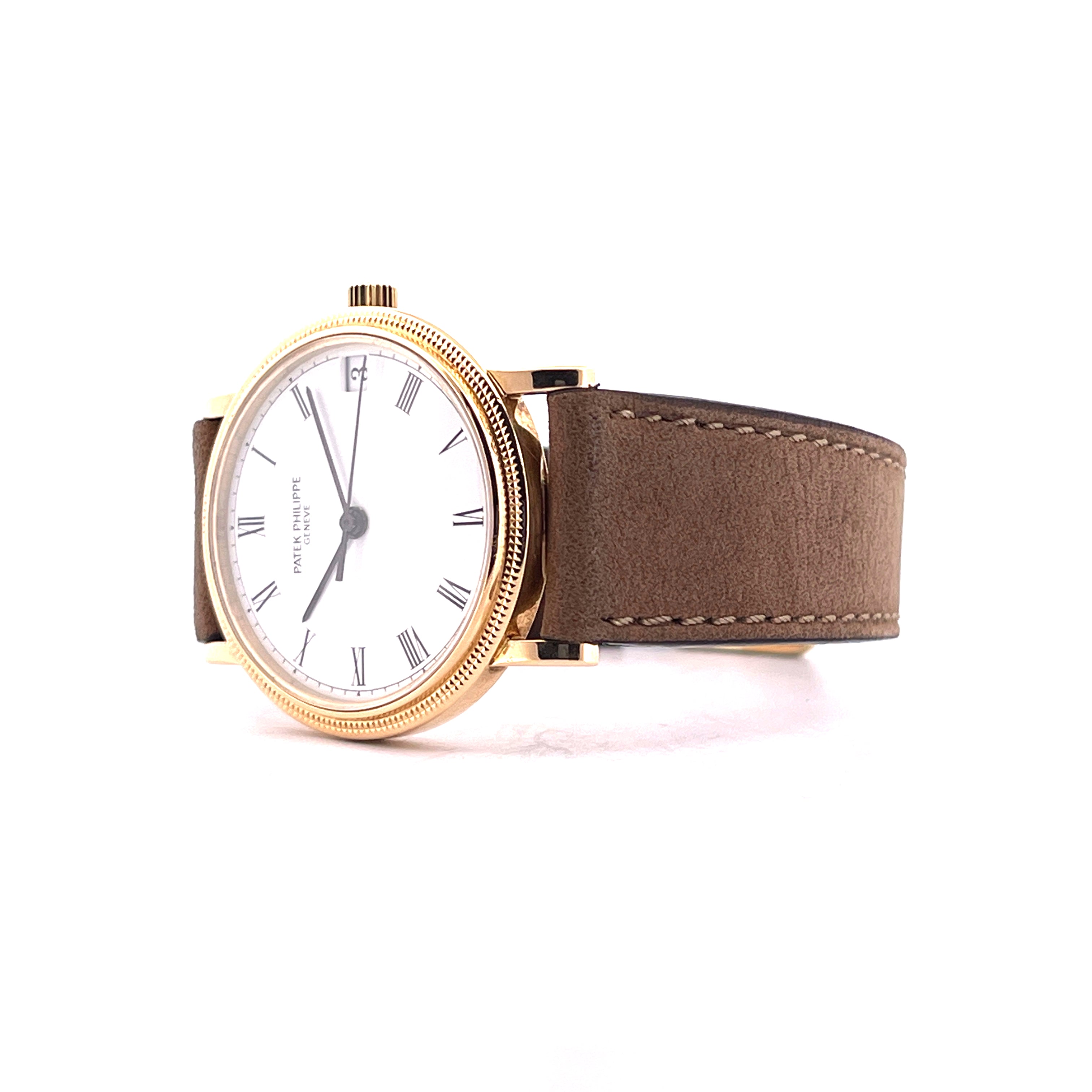 Patek Philippe Calatrava 3802 Gelbgold Uhr mit weißem Zifferblatt und braunem Lederarmband auf weißem Hintergrund