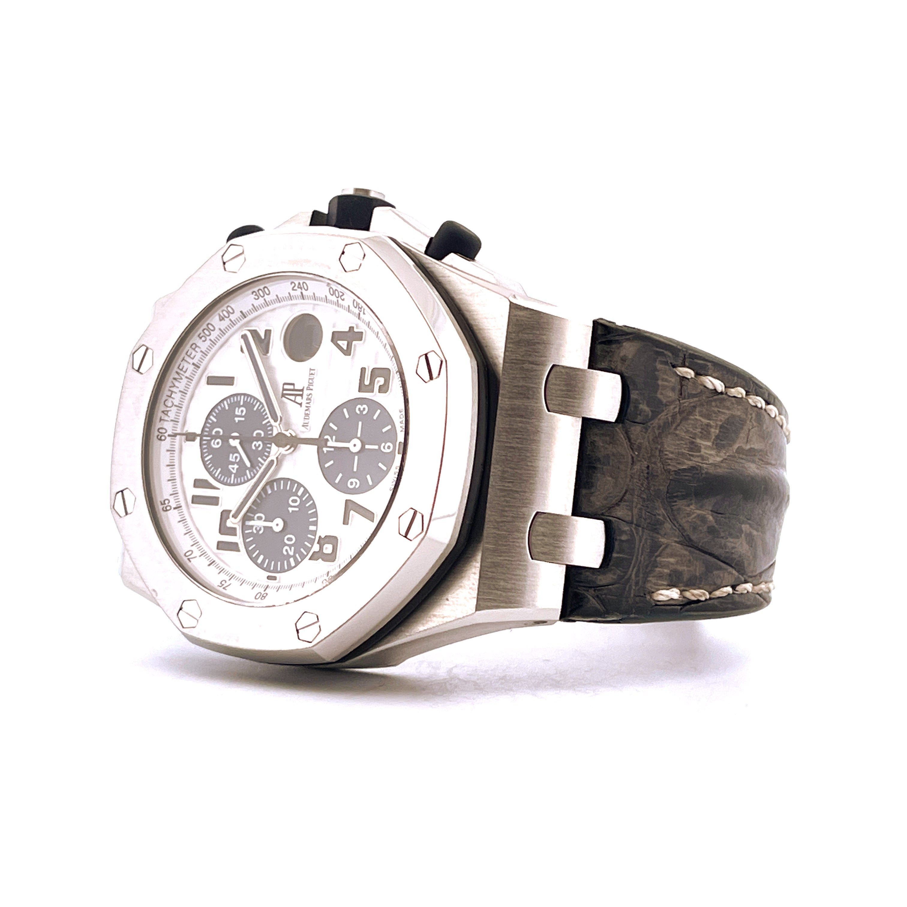 Audemars Piguet Royal Oak Offshore 26170ST mit grauem Krokolederarmband auf weißem Hintergrund