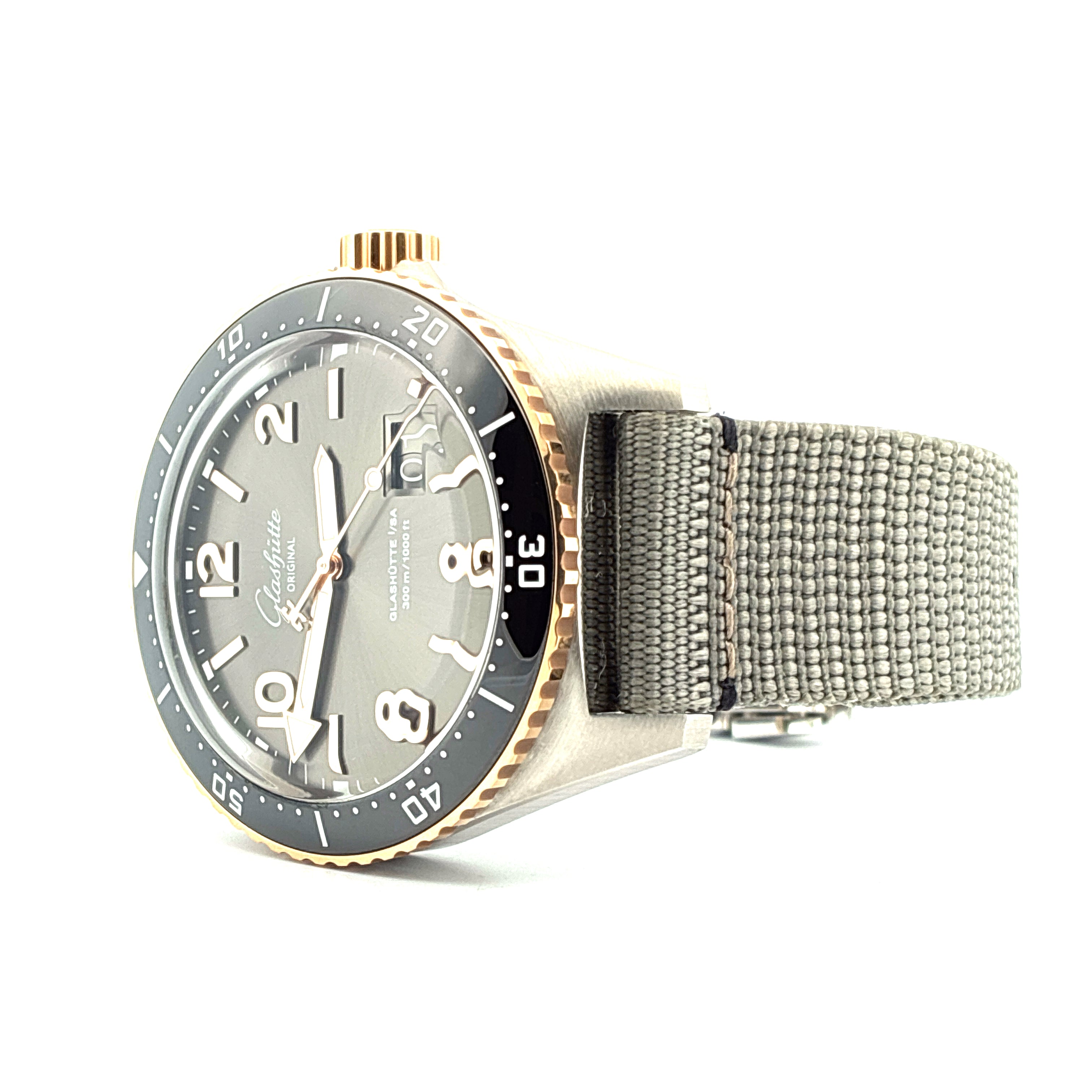 Glashütte Original SeaQ Panoramadatum Bicolor, Edelstahl Gehäuse, graues Zifferblatt, Stoffband