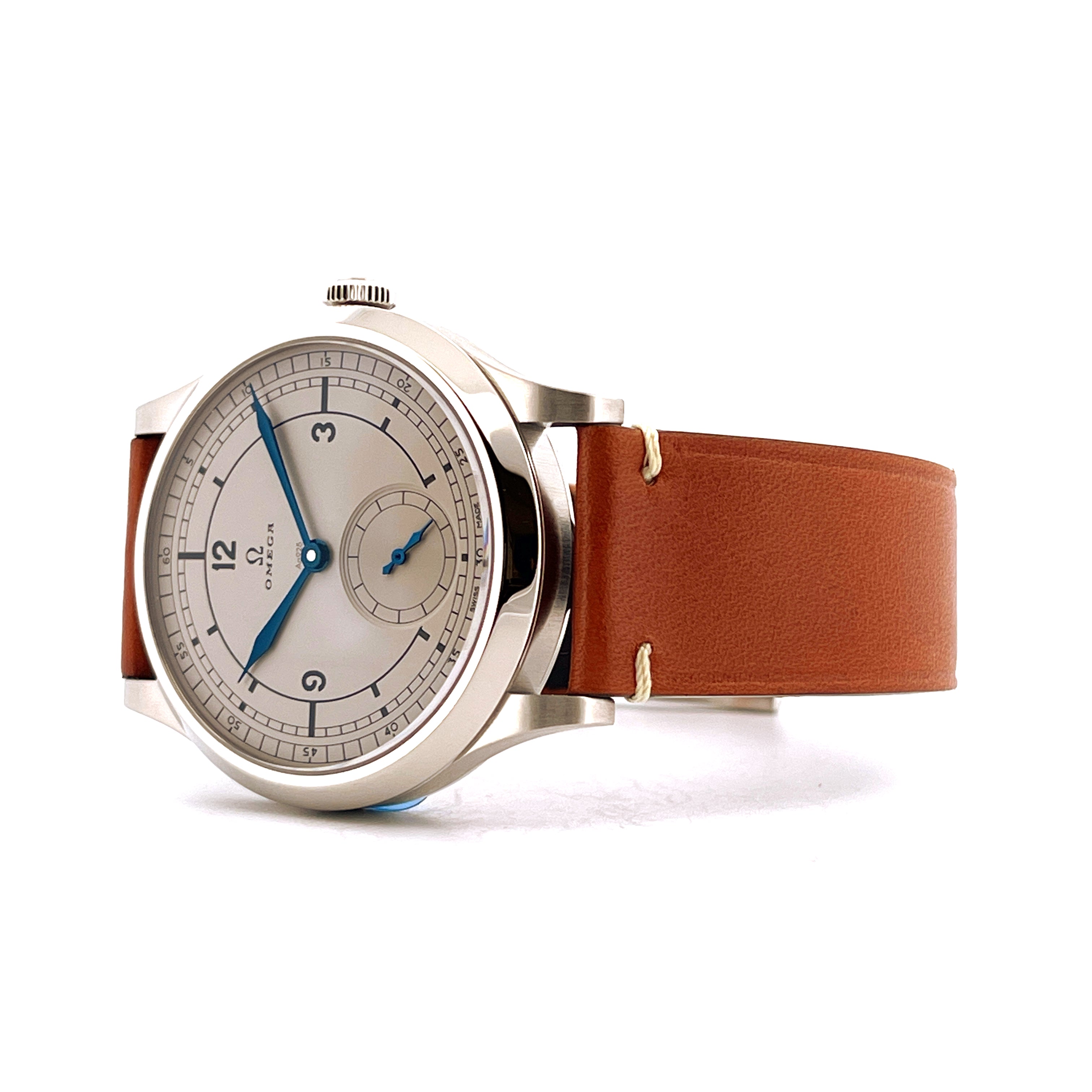Omega CK 859 mit hellem Zifferblatt, blauem Zeigersatz und braunem Lederarmband in Nahaufnahme
