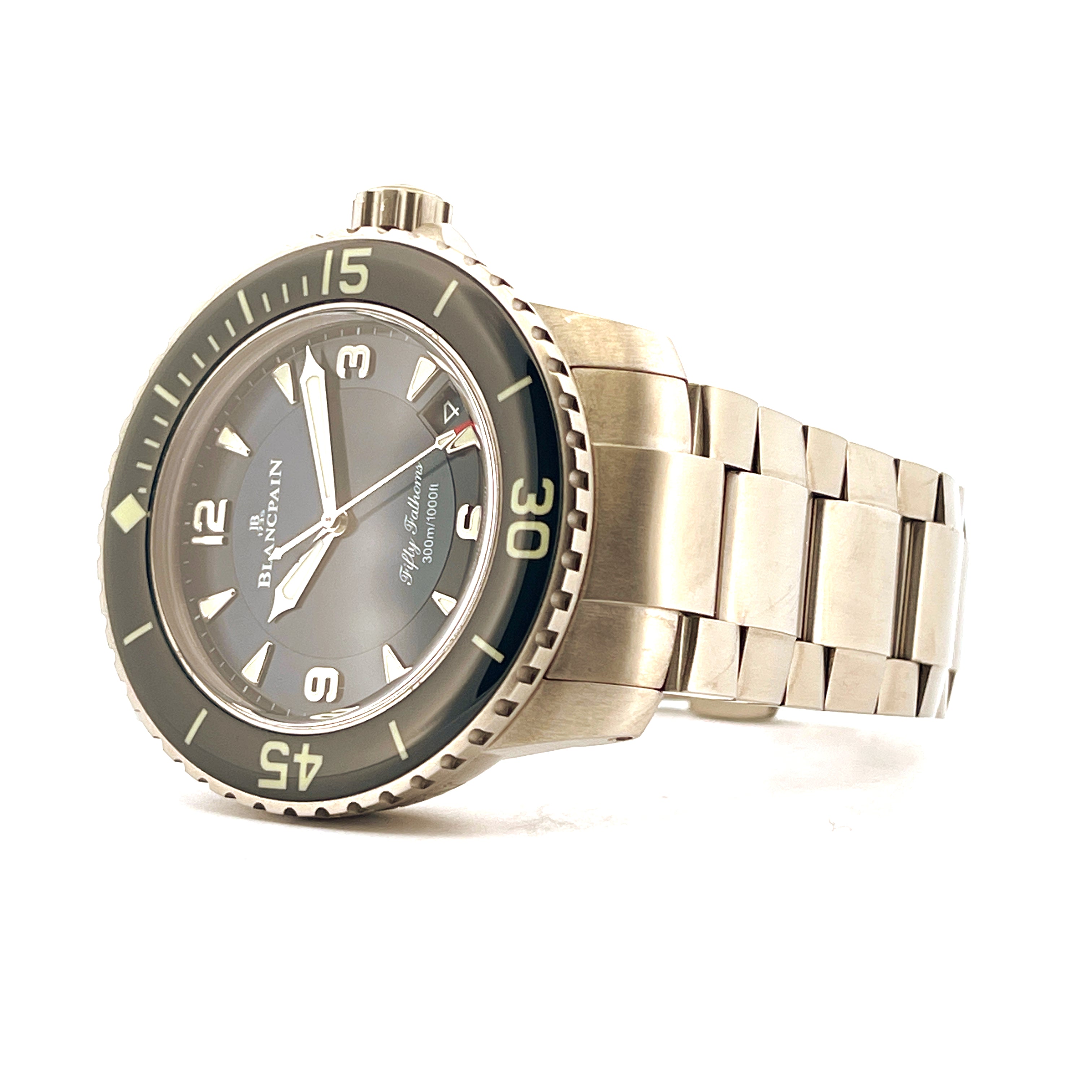 Blancpain Fifty Fathoms Automatique 45mm Titan mit blauem Zifferblatt und Lünette auf weißem Hintergrund