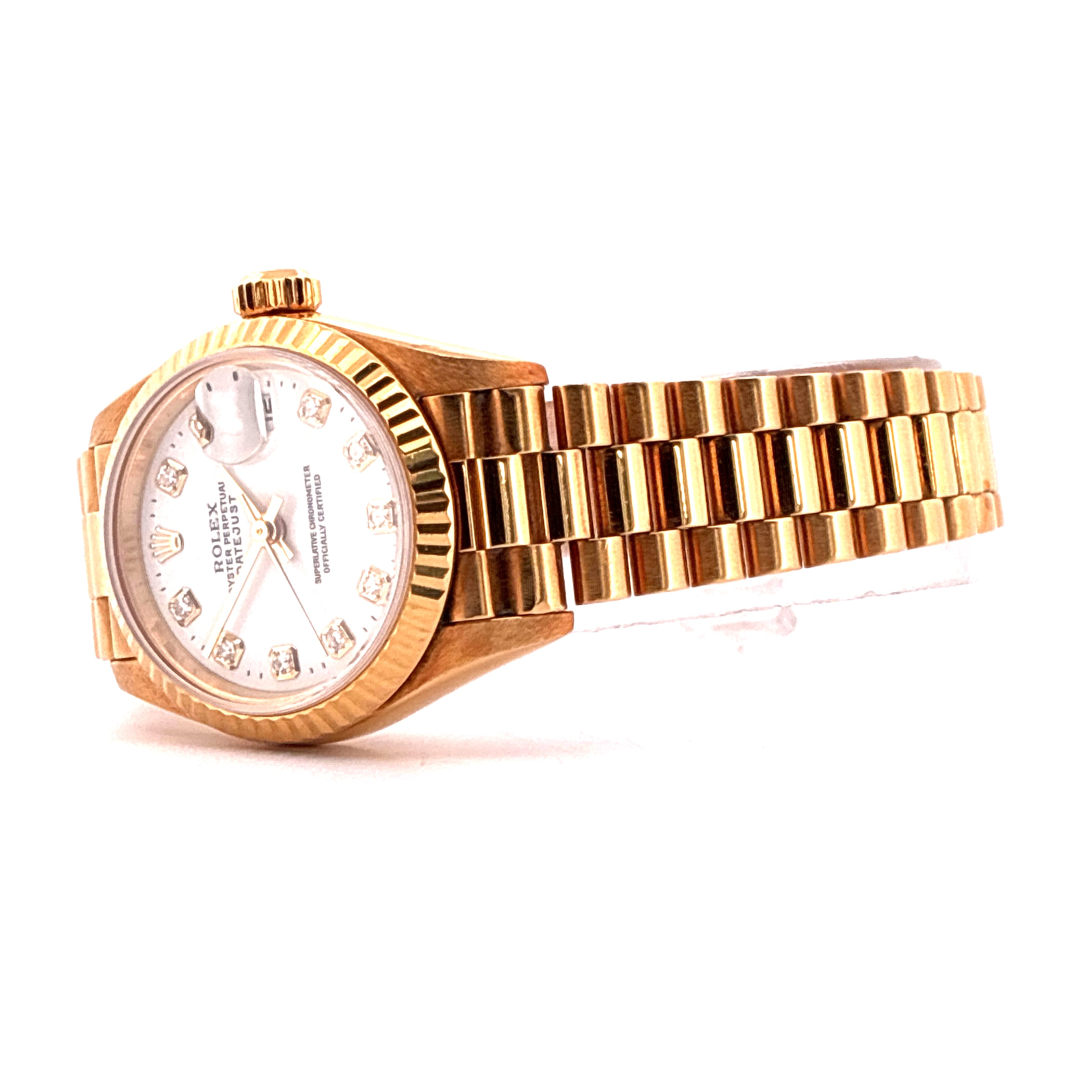 Rolex Lady-Datejust aus Gelbgold mit 10 Diamantindizes auf weißem Zifferblatt vor weißem Hintergrund