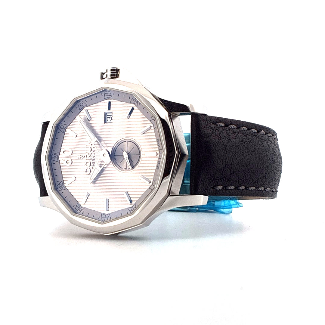 Corum Admiral's Cup Legend 42mm Automatik in Edelstahl mit schwarzem Lederarmband auf weißem Hintergrund