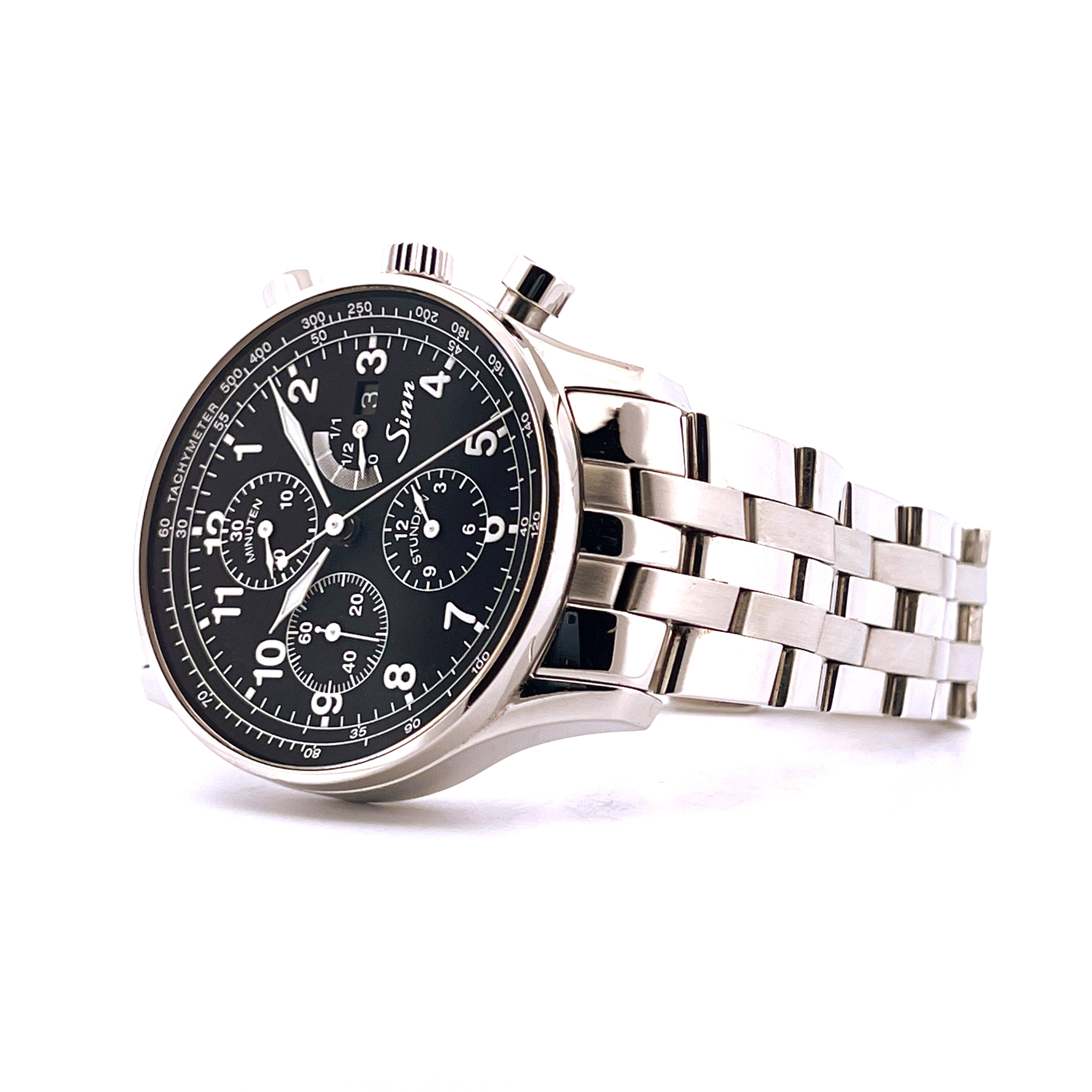 Sinn 956 Klassik Rallyechronograph im leichten Schrägbild auf weißem Hintergrund mit Edelstahlarmband