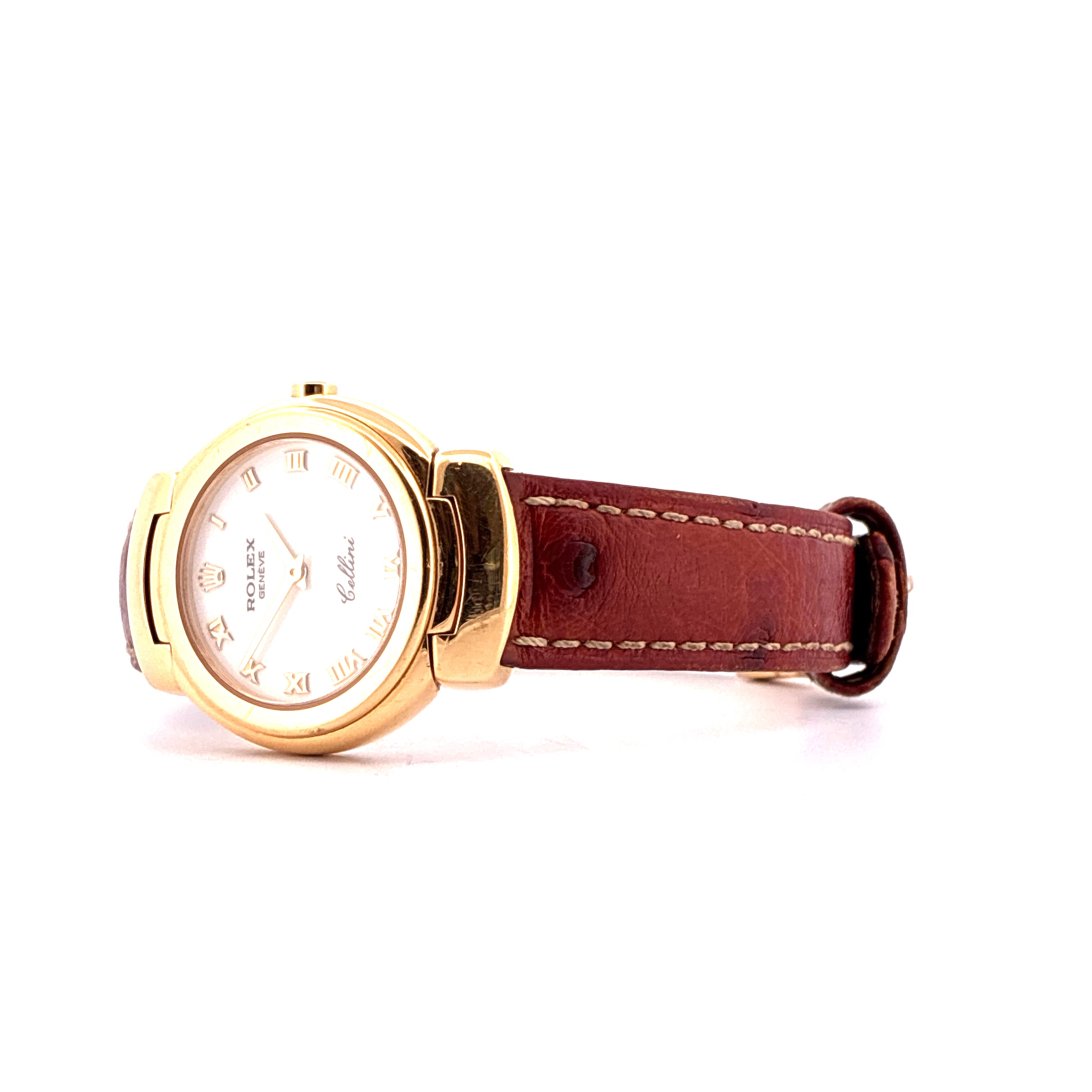 Rolex Cellini Damenuhr in Gold mit braunem Lederarmband, von der Seite fotografiert auf weissem Hintergrund