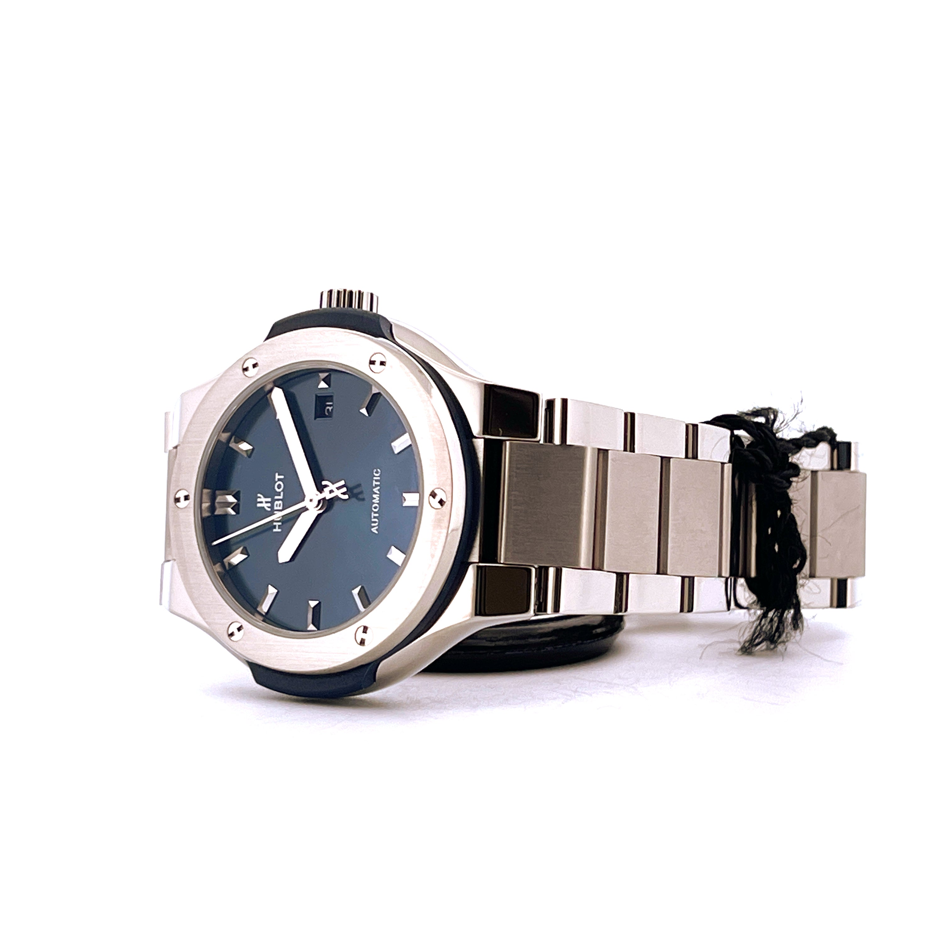 Hublot Classic Fusion 33mm Automatic Titan mit blauem Zifferblatt und Titanarmband aus der Seitenansicht