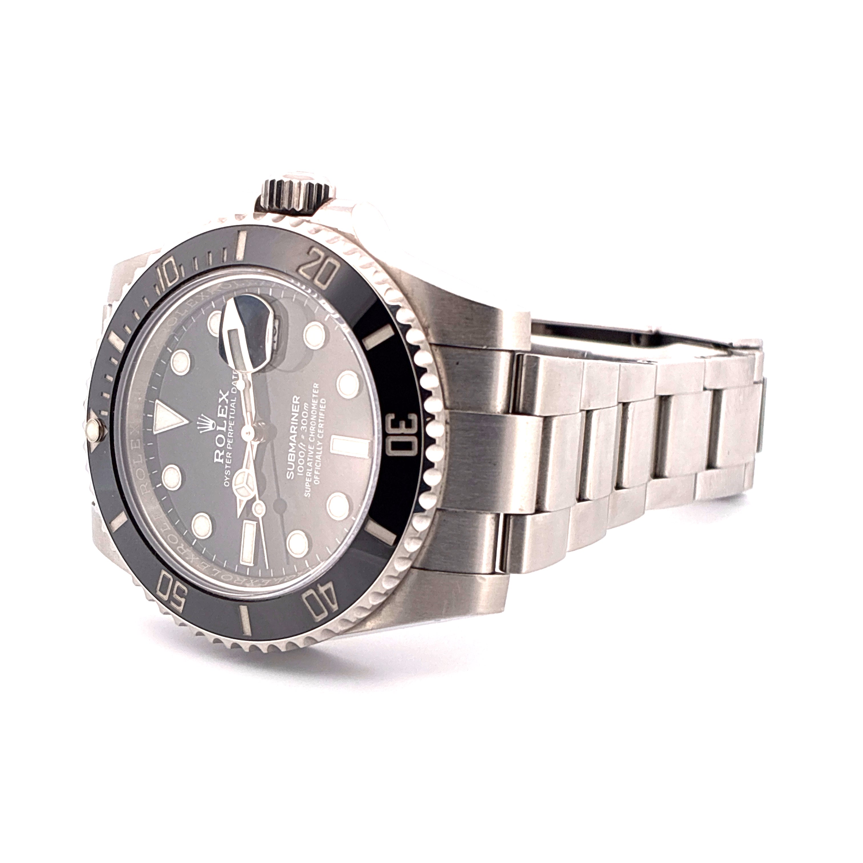 Rolex Submariner Date aus Stahl mit grauem Zifferblatt im Profil auf weissem Hintergrund