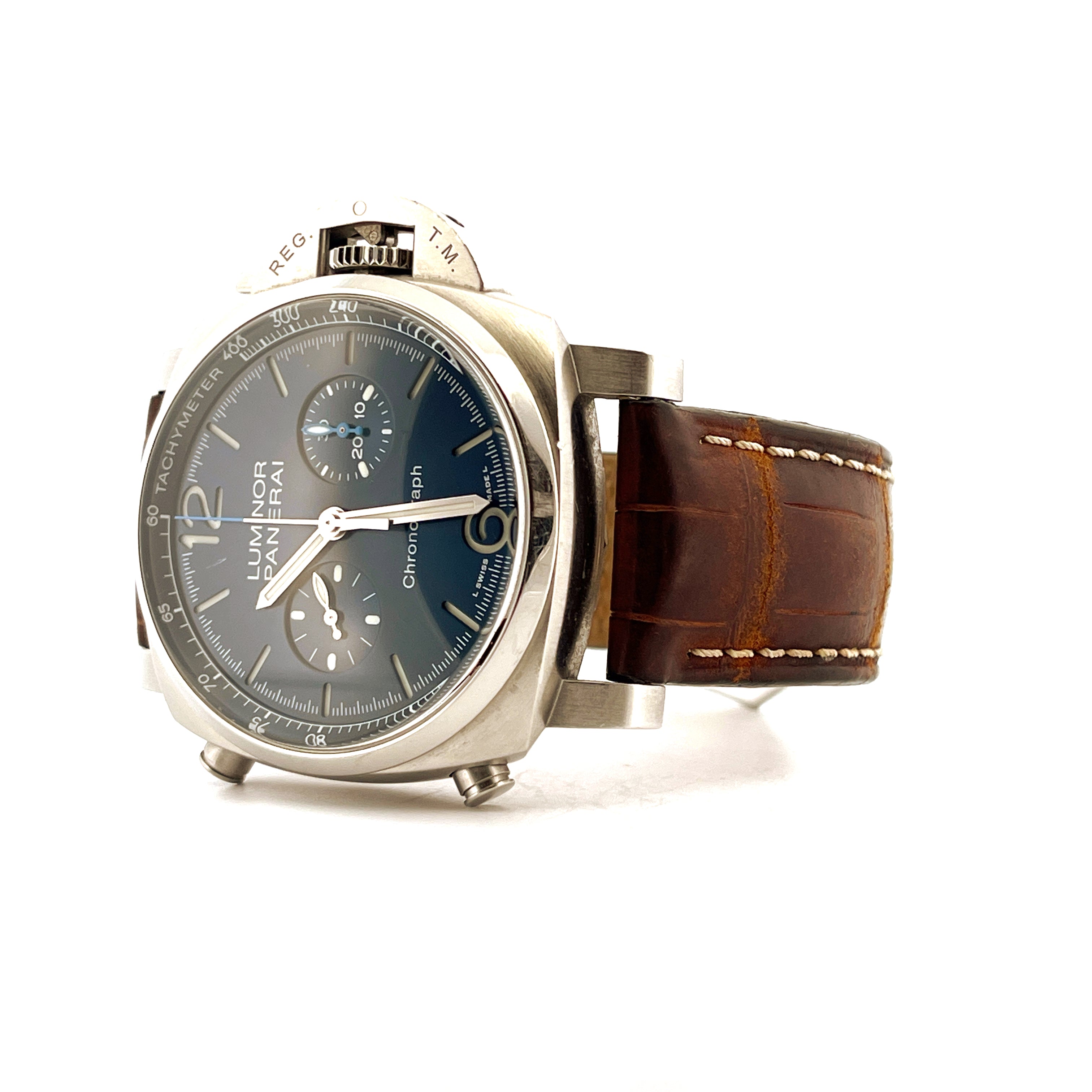 Panerai Luminor Chrono Pam01110 im Detail mit braunem Lederarmband auf weißem Hintergrund