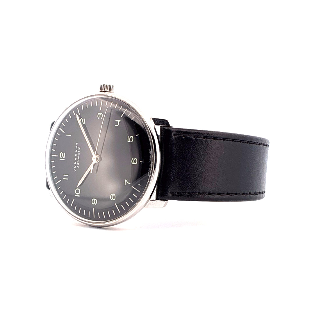 Junghans Max Bill Automatic Uhr mit schwarzem Lederarmband und silbernem Edelstahlgehäuse auf weißem Hintergrund