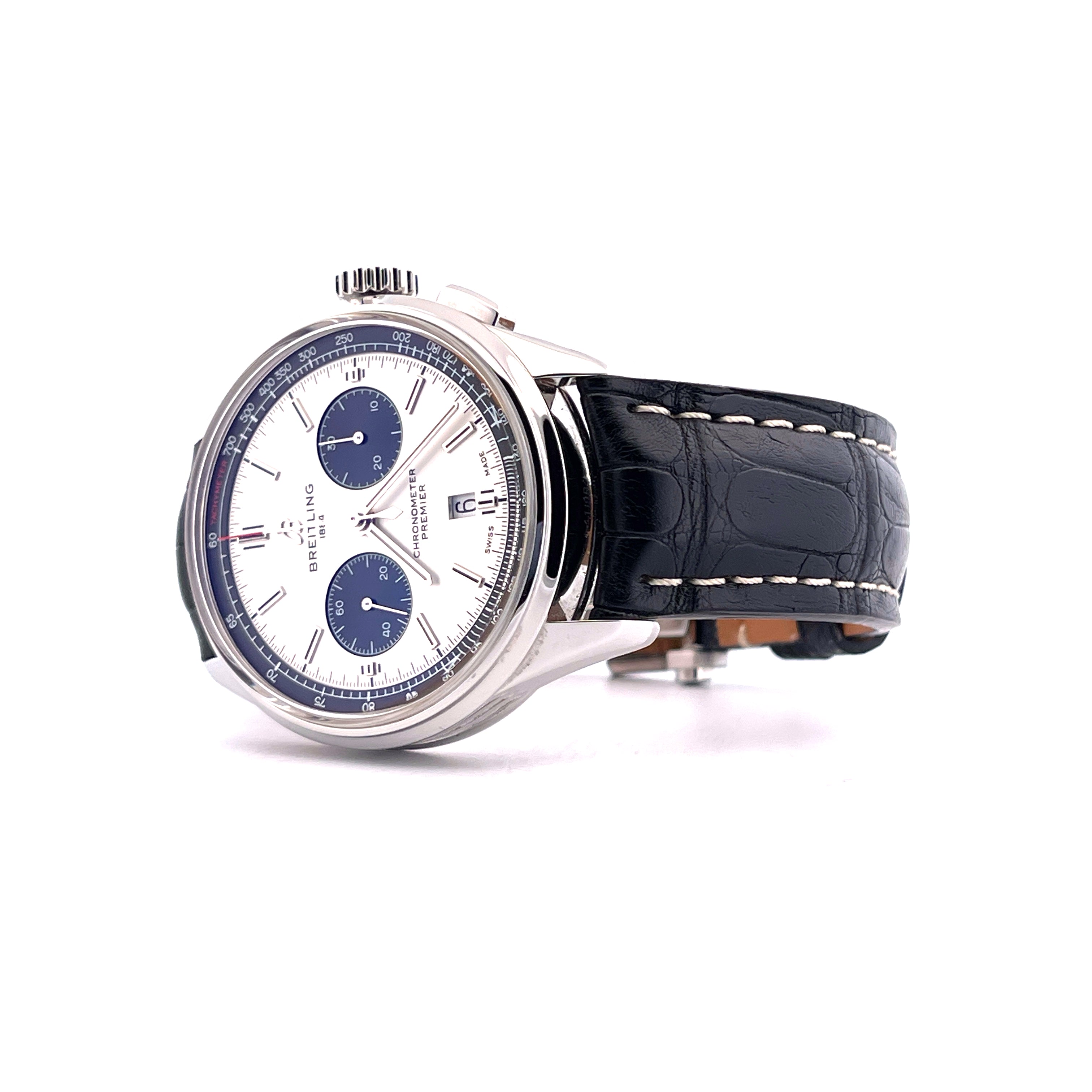 Breitling Premier B01 Chronograph 42 Panda mit schwarzem Lederarmband im Seitenprofil auf weißem Hintergrund
