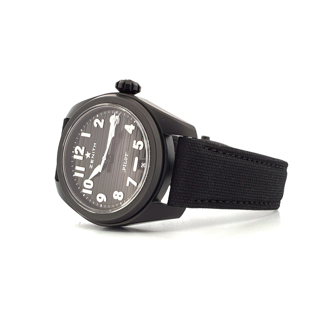 Zenith Pilot Automatic 40 mm All Black Ceramic Uhr in Schwarz aus Keramik mit schwarzem Stoffarmband auf weissem Hintergrund
