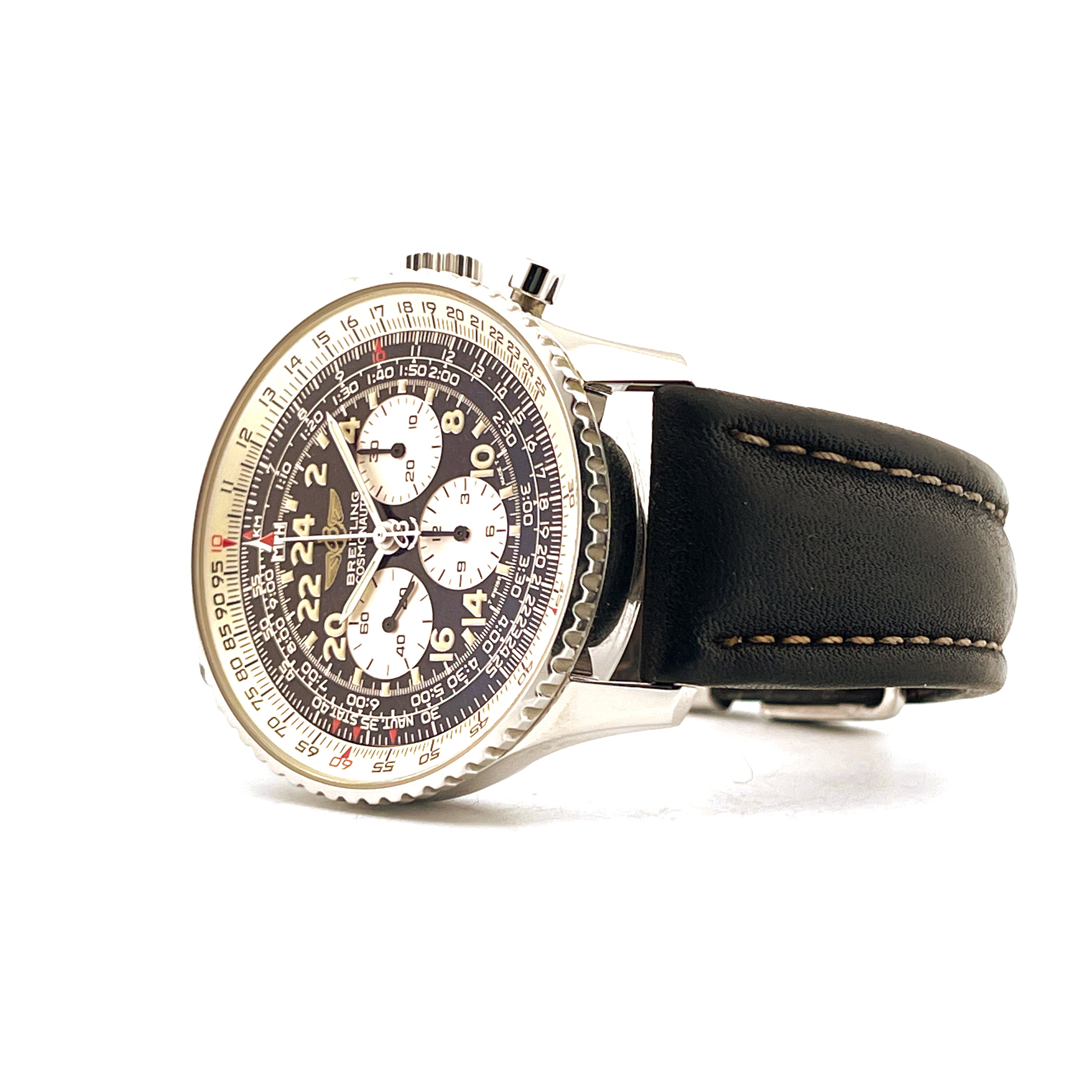 Breitling Navitimer Cosmonaute A12023 (1993) von der Seite mit Lederarmband