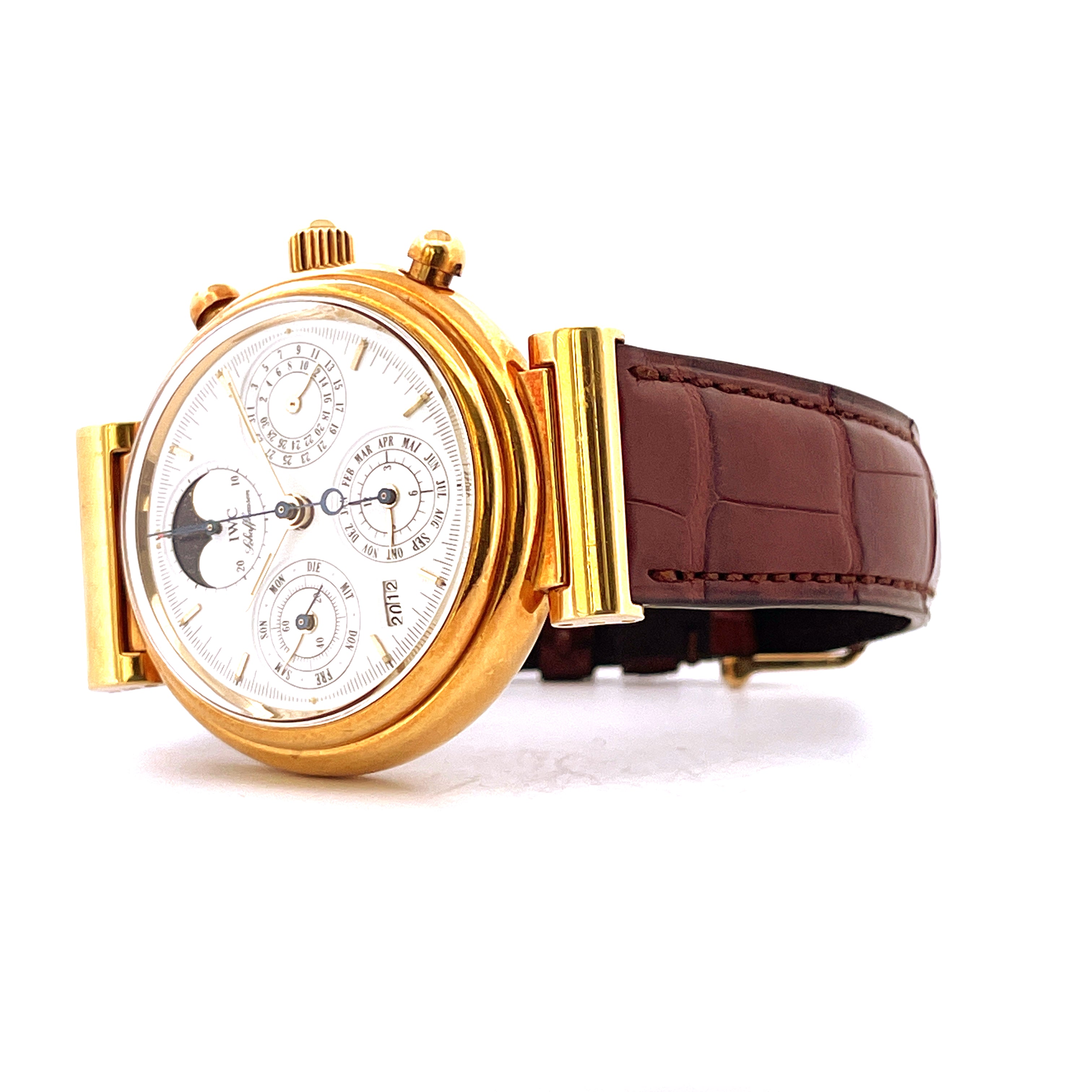 IWC Da Vinci Perpetual Calendar aus Gelbgold mit braunem Lederarmband in Seitenansicht